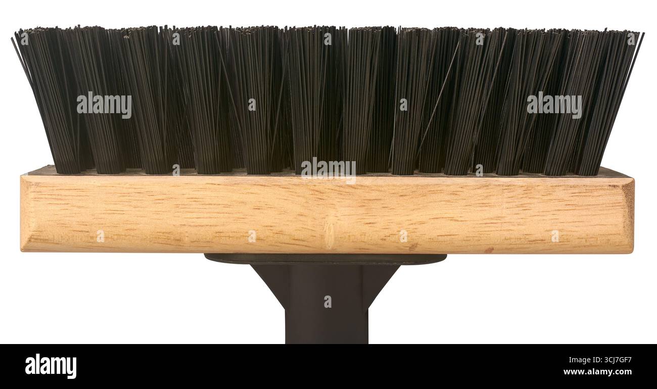 Nahaufnahme des Holzkopfes der Deckbürste und der schwarzen Borsten, isolierter weißer Hintergrund. Unverzichtbares Reinigungswerkzeug für harte Oberflächen Stockfoto