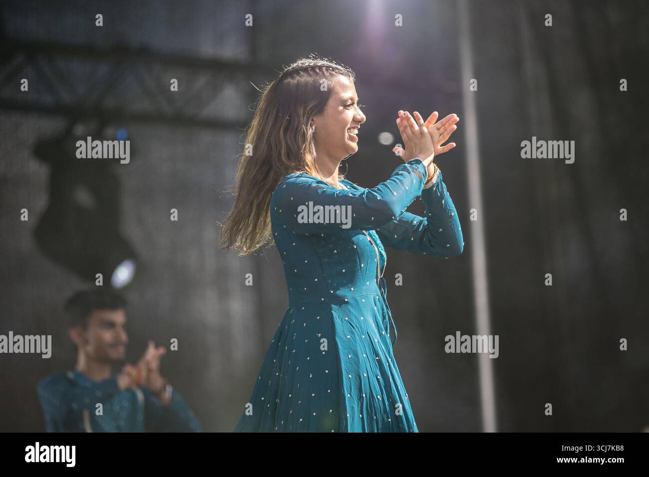 LONDON, UK - 5. September 2025: Künstler, Musiker und Tänzer unterhalten die Menschenmassen beim Rangeelu Gujarat 2025 Festival, einer immersiven Feier der Gujarati-Kultur in London. Die Veranstaltung kombinierte traditionellen Tanz, Musik, Essen und moderne kulturelle Vorführungen und zog ein großes Publikum für einen Tag voller Farben, Aufführungen und Gemeinschaftsgeist an. Stockfoto