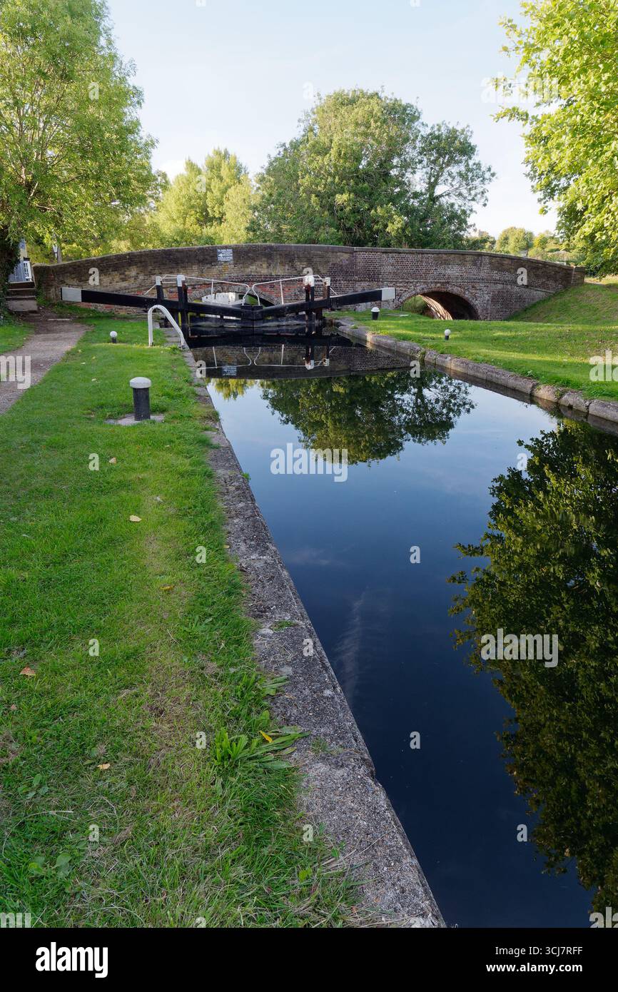 Eine Kanalschleuse und eine Straßenbrücke über den Kanal bei Tring in Hertfordshire, England. September 2025 Stockfoto