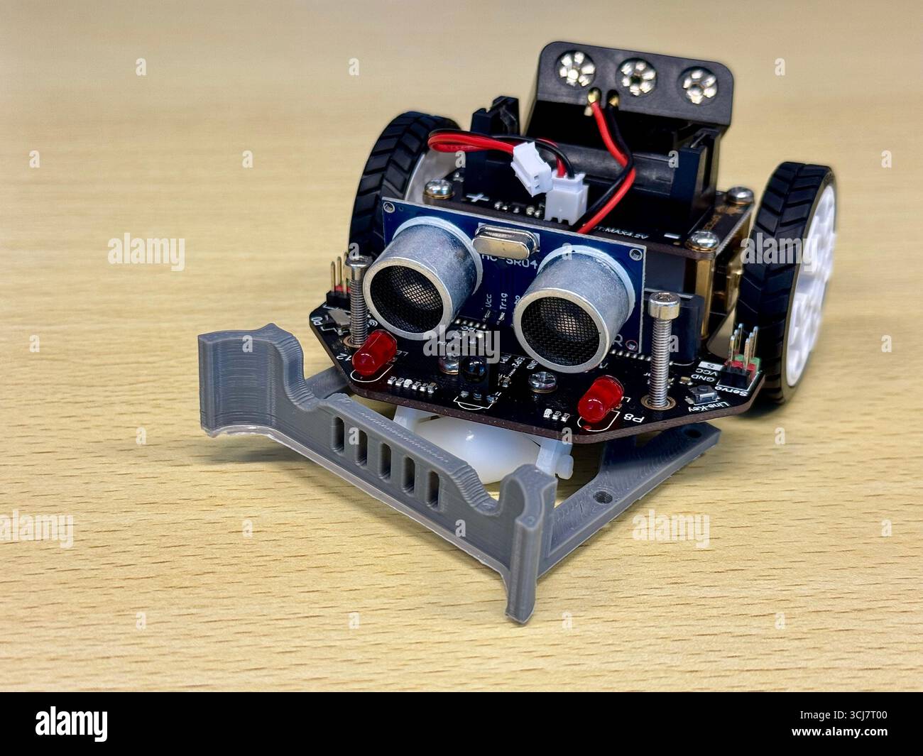 Micro:Bit-Robotik-Projekt, das während eines Lehrertrainings zum Thema Codierung und MINT-Ausbildung gezeigt wird. - Smartphone-aufgenommenes Stockfoto