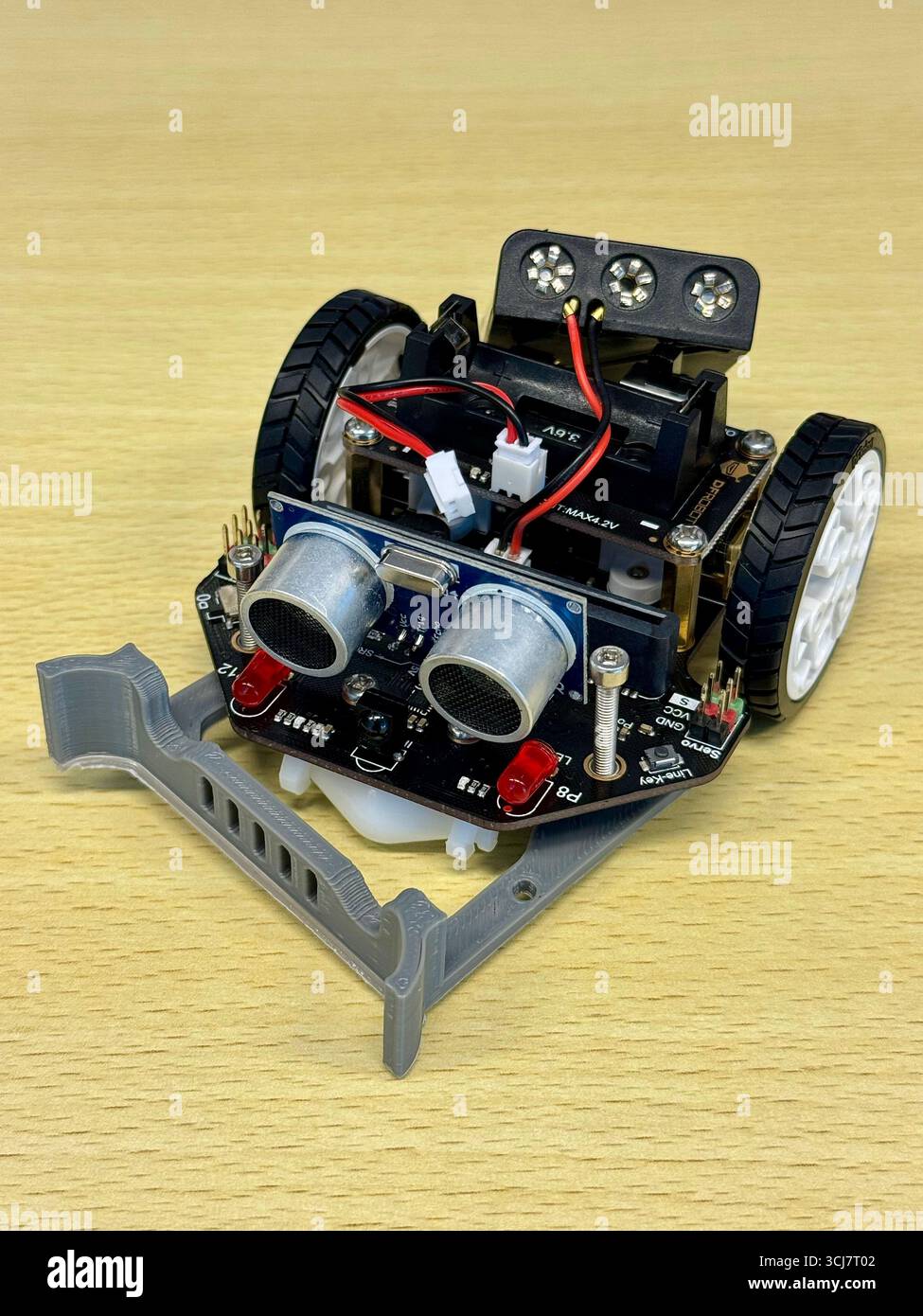 Micro:Bit-Robotik-Projekt, das während eines Lehrertrainings zum Thema Codierung und MINT-Ausbildung gezeigt wird. - Smartphone-aufgenommenes Stockfoto