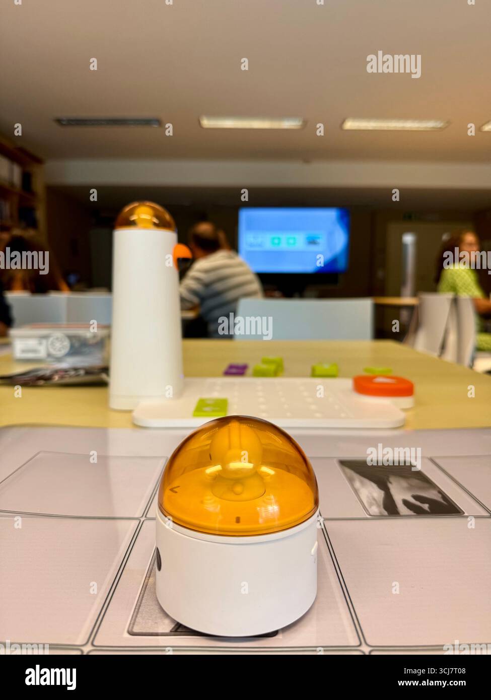 Lehrerausbildungsworkshop mit Matatalab Robotik-Kit für die Programmierung und den MINT-Unterricht im Klassenzimmer. - Smartphone-aufgenommenes Stockfoto