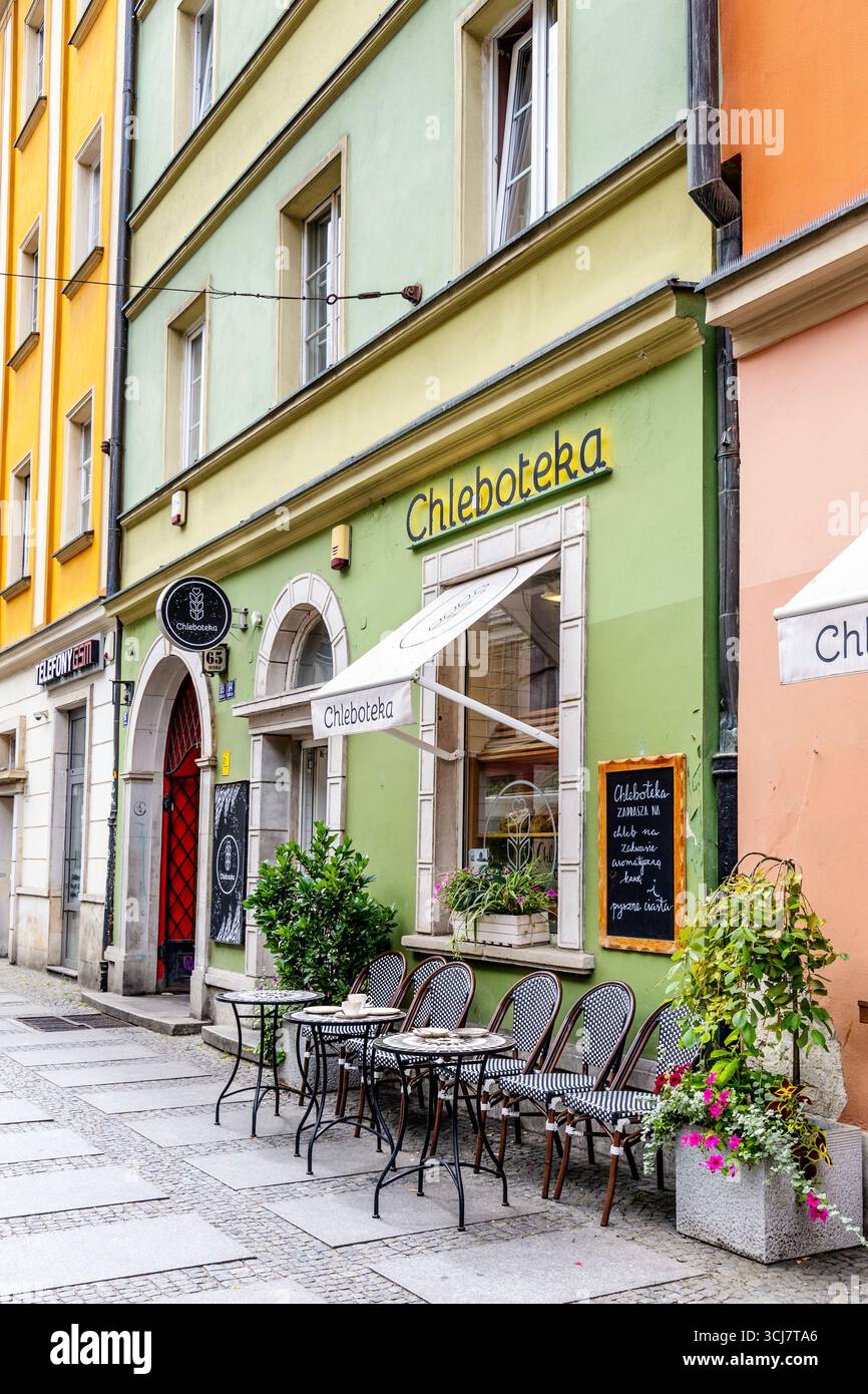 Bäckerei Chleboteka in bunten Mietshäusern in Breslau, Polen Stockfoto