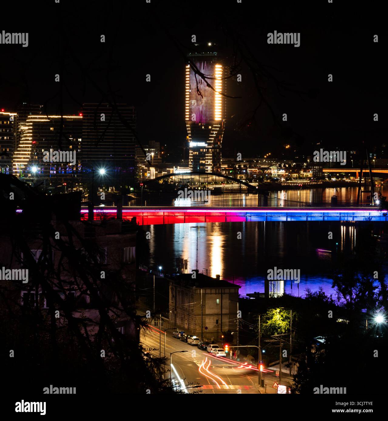 Panoramablick bei Nacht auf Belgrad Uferpromenade, Fluss Sava und Altstadt von Belgrad Stockfoto