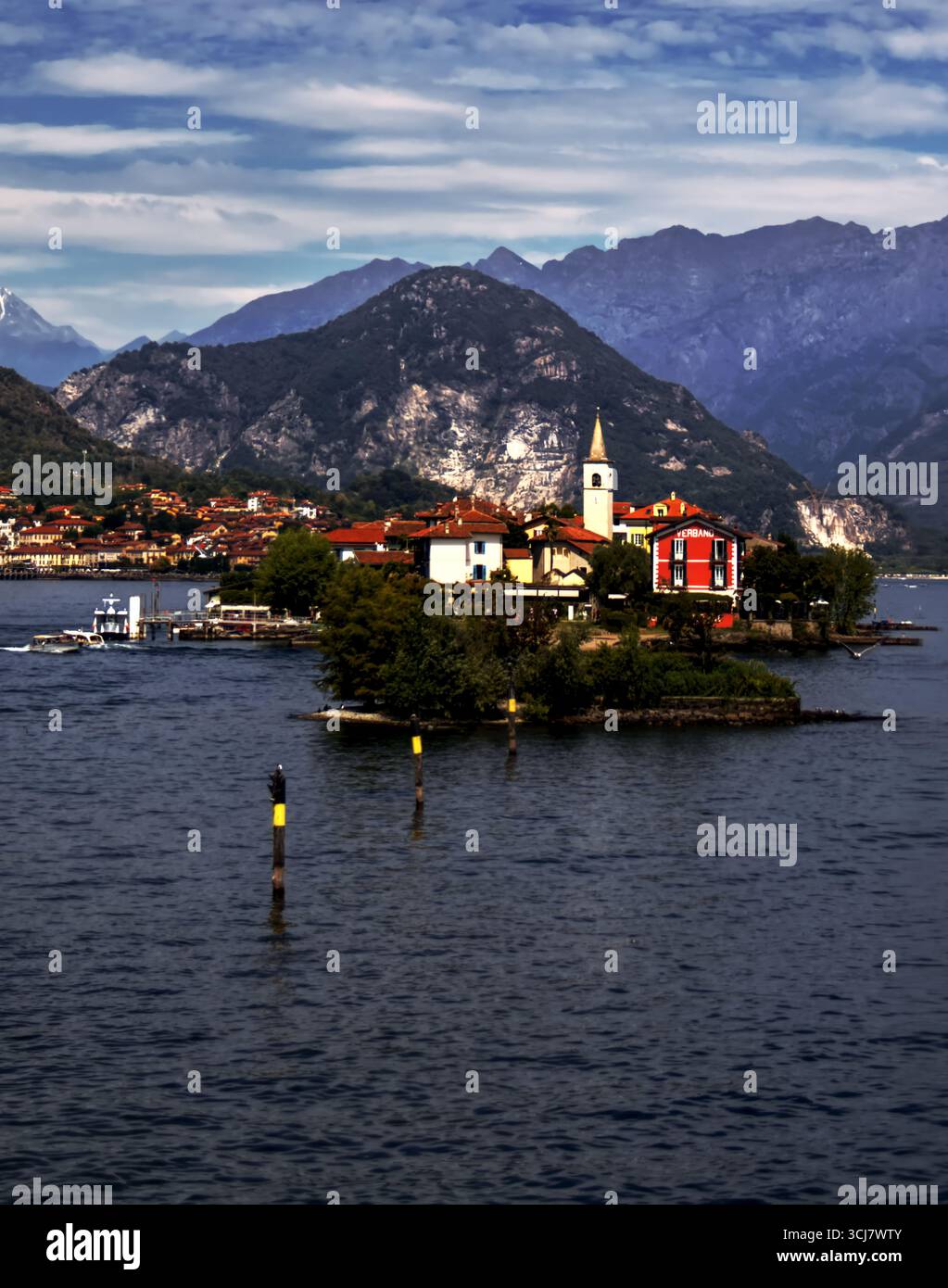 STRESA, ITALIEN 5. AUGUST 2025: Blick auf die Fischerninsel am Lago Maggiore im Piemont, Italien. Stockfoto