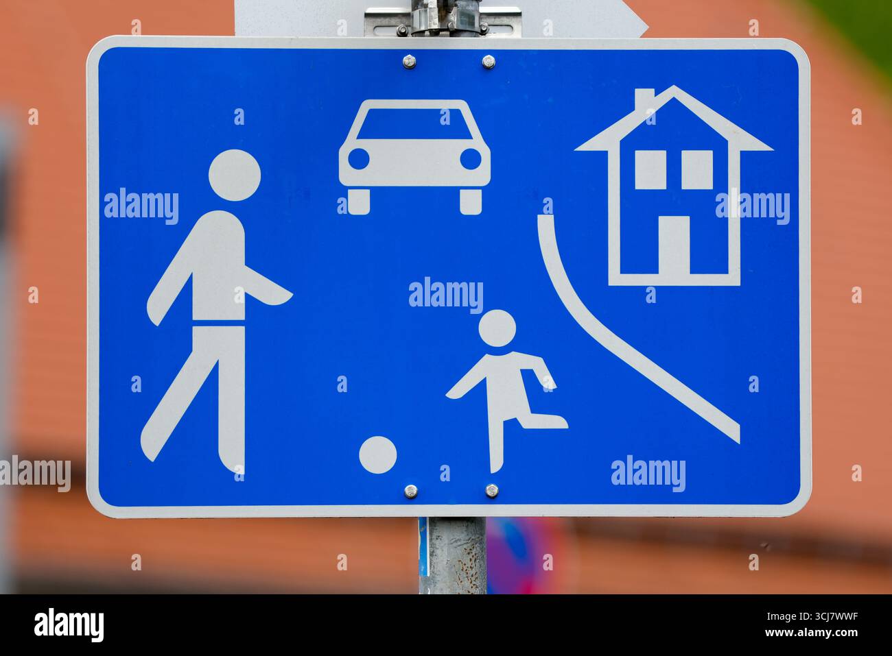Deutsches Verkehrszeichen für Wohngebiete – Spielstraße für Fußgänger und Kinder Stockfoto