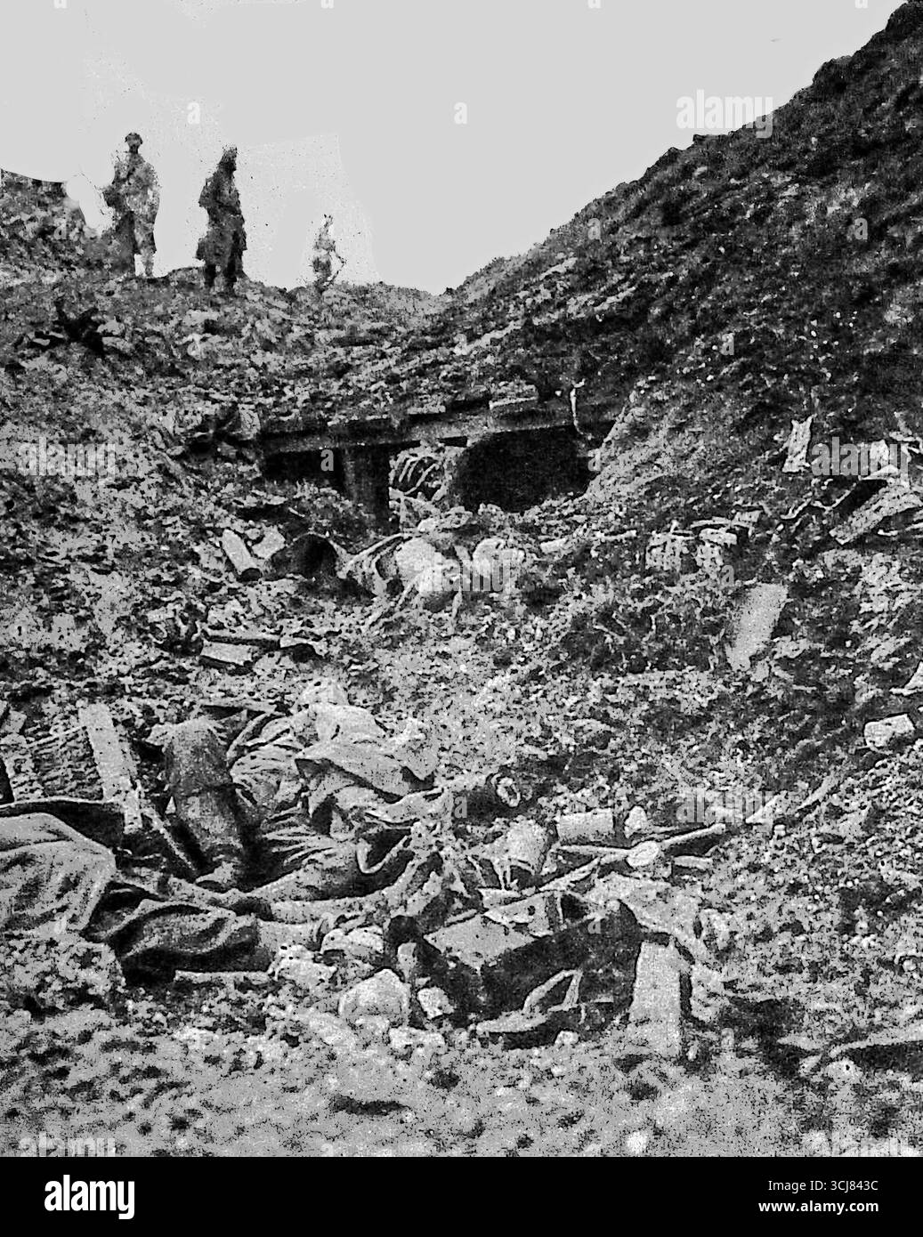 Ein in Le Miroir veröffentlichtes Foto zeigt deutsche Soldaten, die während der Schlacht an der Somme im November 1916 in ihrem Graben getötet wurden. Die Szene zeigt die Folgen schwerer französischer Artilleriebilder in der Nähe von Sailly-Saillisel, wo Positionen ausgelöscht und der Boden mit Leichen und Trümmern übersät wurde. Dieses krasse Bild dokumentiert die Zerstörung des Grabenkrieges und den immensen menschlichen Tribut der Kämpfe an der Westfront. Stockfoto