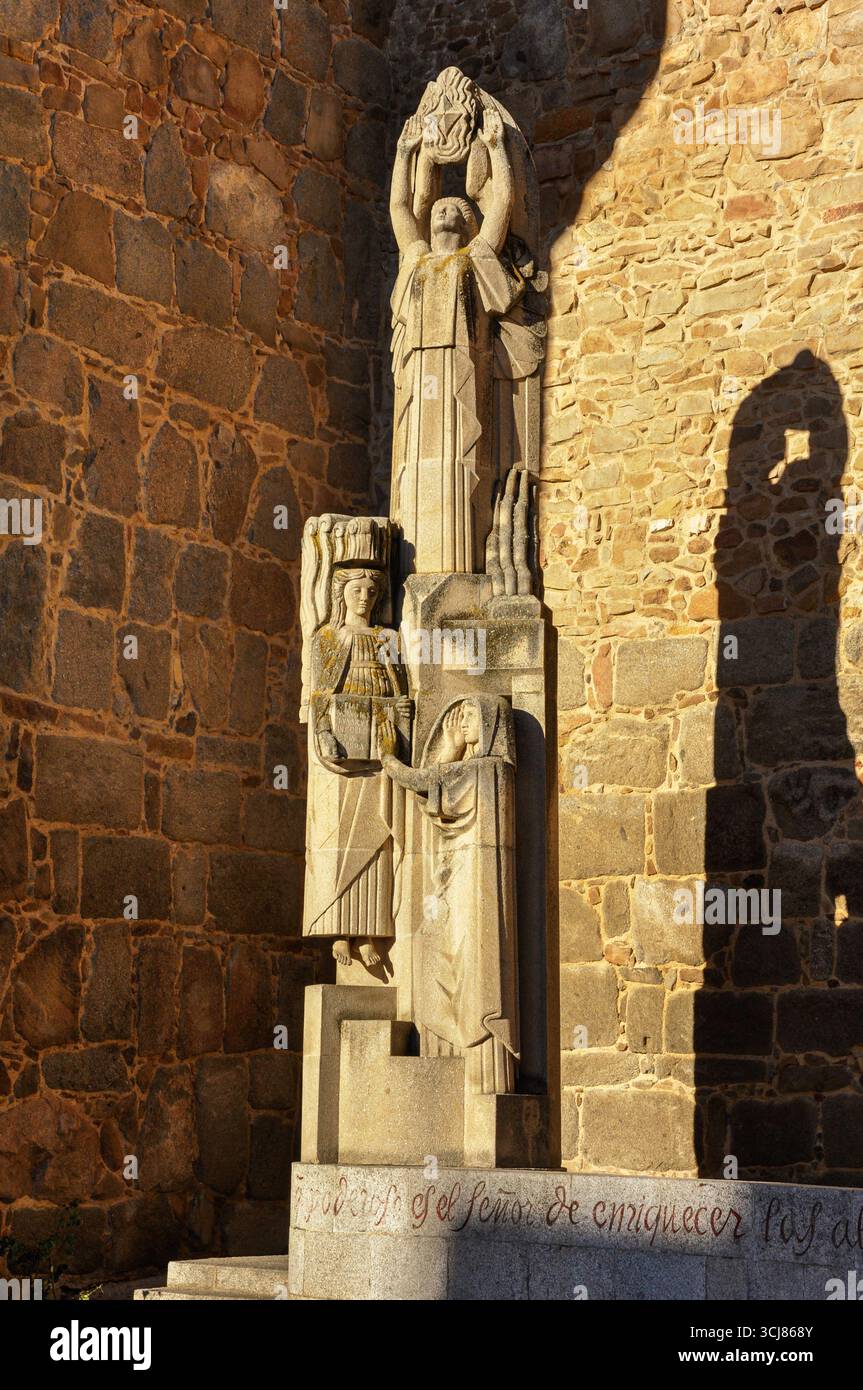 Skulpturengruppe: Die engelhafte Hommage an die Schriften der Heiligen Teresa, neben der Mauer von Ávila Stockfoto