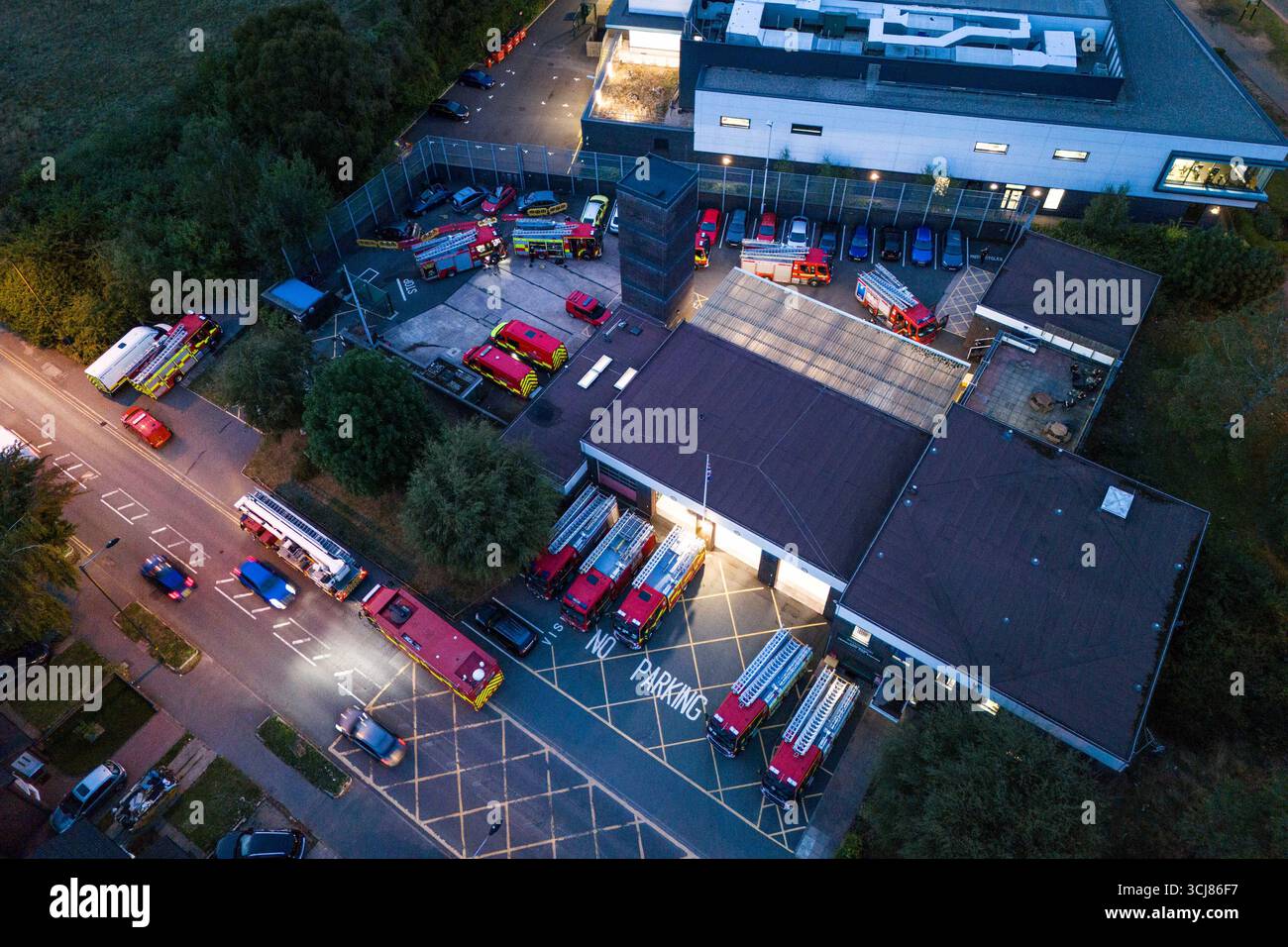 Ladywood Fire Station, Birmingham, 5. September 2025. Eine riesige Beteiligung von West Midlands Feuerwehrfahrzeugen an der Ladywood Community Fire Station in Birmingham, nachdem Polizei und Feuerwehr zusammen arbeiteten, nachdem Berichte über einen Mann, der sich am Freitagnachmittag verdächtig in Erdington verhielt, berichtet hatten. An einem Punkt gab es 12 Feuerwehrfahrzeuge, eine hydraulische Plattform, einen Transporter zur Identifizierung von Substanzen, 3 Hilfsfahrzeuge und das Vorfall-Kommandofahrzeug. In der Station befinden sich in der Regel zwei Feuerwehrfahrzeuge und ein 4x4-Fahrzeug mit Brigadeeinsatz. Es wird angenommen, dass die Station als Antwortstelle im cas verwendet wurde Stockfoto
