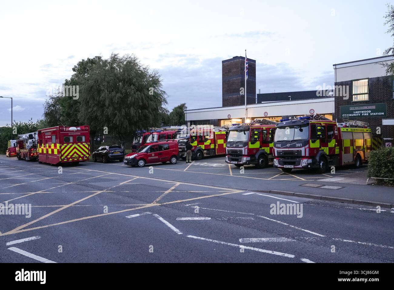 Ladywood Fire Station, Birmingham, 5. September 2025. Eine riesige Beteiligung von West Midlands Feuerwehrfahrzeugen an der Ladywood Community Fire Station in Birmingham, nachdem Polizei und Feuerwehr zusammen arbeiteten, nachdem Berichte über einen Mann, der sich am Freitagnachmittag verdächtig in Erdington verhielt, berichtet hatten. An einem Punkt gab es 12 Feuerwehrfahrzeuge, eine hydraulische Plattform, einen Transporter zur Identifizierung von Substanzen, 3 Hilfsfahrzeuge und das Vorfall-Kommandofahrzeug. In der Station befinden sich in der Regel zwei Feuerwehrfahrzeuge und ein 4x4-Fahrzeug mit Brigadeeinsatz. Es wird angenommen, dass die Station als Antwortstelle im cas verwendet wurde Stockfoto
