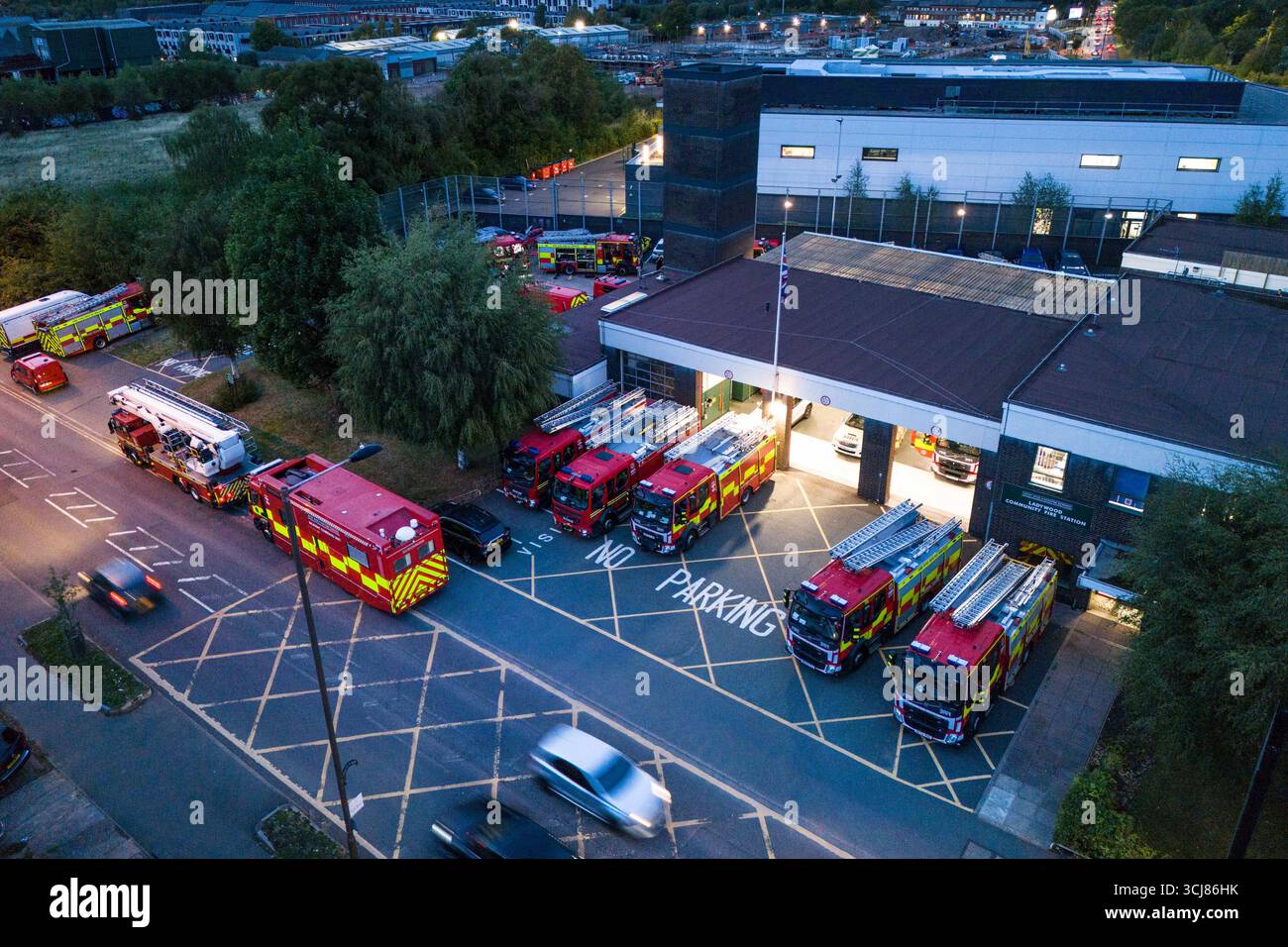 Ladywood Fire Station, Birmingham, 5. September 2025. Eine riesige Beteiligung von West Midlands Feuerwehrfahrzeugen an der Ladywood Community Fire Station in Birmingham, nachdem Polizei und Feuerwehr zusammen arbeiteten, nachdem Berichte über einen Mann, der sich am Freitagnachmittag verdächtig in Erdington verhielt, berichtet hatten. An einem Punkt gab es 12 Feuerwehrfahrzeuge, eine hydraulische Plattform, einen Transporter zur Identifizierung von Substanzen, 3 Hilfsfahrzeuge und das Vorfall-Kommandofahrzeug. In der Station befinden sich in der Regel zwei Feuerwehrfahrzeuge und ein 4x4-Fahrzeug mit Brigadeeinsatz. Es wird angenommen, dass die Station als Antwortstelle im cas verwendet wurde Stockfoto