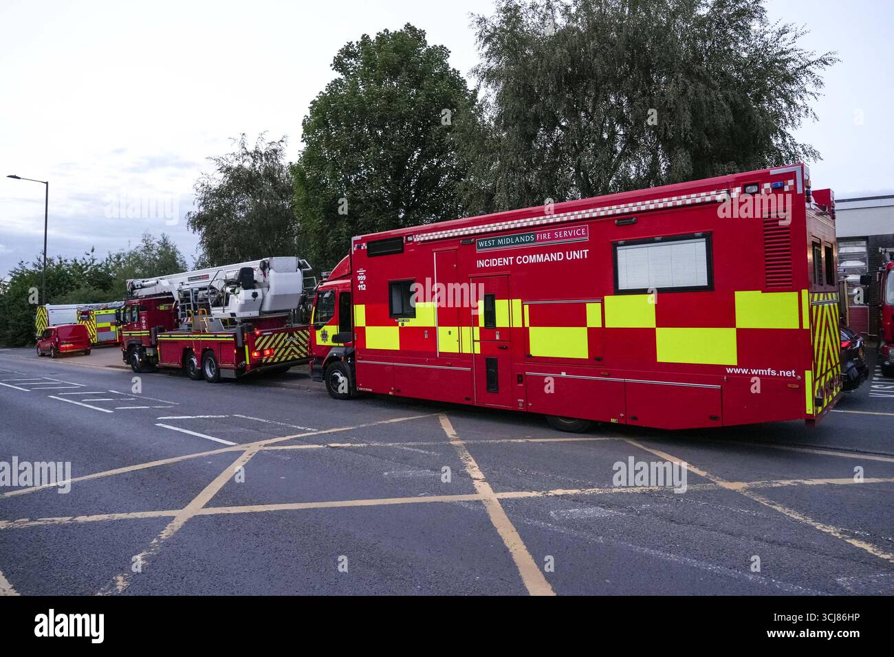 Ladywood Fire Station, Birmingham, 5. September 2025. Eine riesige Beteiligung von West Midlands Feuerwehrfahrzeugen an der Ladywood Community Fire Station in Birmingham, nachdem Polizei und Feuerwehr zusammen arbeiteten, nachdem Berichte über einen Mann, der sich am Freitagnachmittag verdächtig in Erdington verhielt, berichtet hatten. An einem Punkt gab es 12 Feuerwehrfahrzeuge, eine hydraulische Plattform, einen Transporter zur Identifizierung von Substanzen, 3 Hilfsfahrzeuge und das Vorfall-Kommandofahrzeug. In der Station befinden sich in der Regel zwei Feuerwehrfahrzeuge und ein 4x4-Fahrzeug mit Brigadeeinsatz. Es wird angenommen, dass die Station als Antwortstelle im cas verwendet wurde Stockfoto