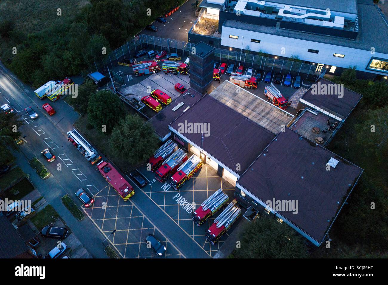 Ladywood Fire Station, Birmingham, 5. September 2025. Eine riesige Beteiligung von West Midlands Feuerwehrfahrzeugen an der Ladywood Community Fire Station in Birmingham, nachdem Polizei und Feuerwehr zusammen arbeiteten, nachdem Berichte über einen Mann, der sich am Freitagnachmittag verdächtig in Erdington verhielt, berichtet hatten. An einem Punkt gab es 12 Feuerwehrfahrzeuge, eine hydraulische Plattform, einen Transporter zur Identifizierung von Substanzen, 3 Hilfsfahrzeuge und das Vorfall-Kommandofahrzeug. In der Station befinden sich in der Regel zwei Feuerwehrfahrzeuge und ein 4x4-Fahrzeug mit Brigadeeinsatz. Es wird angenommen, dass die Station als Antwortstelle im cas verwendet wurde Stockfoto