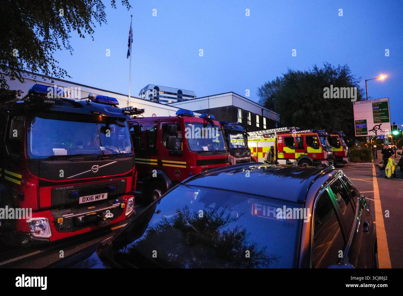 Ladywood Fire Station, Birmingham, 5. September 2025. Eine riesige Beteiligung von West Midlands Feuerwehrfahrzeugen an der Ladywood Community Fire Station in Birmingham, nachdem Polizei und Feuerwehr zusammen arbeiteten, nachdem Berichte über einen Mann, der sich am Freitagnachmittag verdächtig in Erdington verhielt, berichtet hatten. An einem Punkt gab es 12 Feuerwehrfahrzeuge, eine hydraulische Plattform, einen Transporter zur Identifizierung von Substanzen, 3 Hilfsfahrzeuge und das Vorfall-Kommandofahrzeug. In der Station befinden sich in der Regel zwei Feuerwehrfahrzeuge und ein 4x4-Fahrzeug mit Brigadeeinsatz. Es wird angenommen, dass die Station als Antwortstelle im cas verwendet wurde Stockfoto