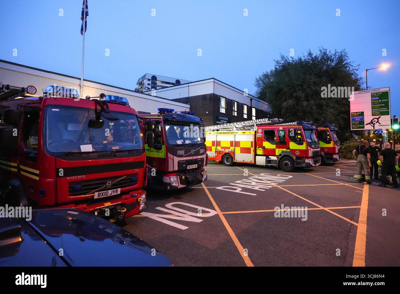 Ladywood Fire Station, Birmingham, 5. September 2025. Eine riesige Beteiligung von West Midlands Feuerwehrfahrzeugen an der Ladywood Community Fire Station in Birmingham, nachdem Polizei und Feuerwehr zusammen arbeiteten, nachdem Berichte über einen Mann, der sich am Freitagnachmittag verdächtig in Erdington verhielt, berichtet hatten. An einem Punkt gab es 12 Feuerwehrfahrzeuge, eine hydraulische Plattform, einen Transporter zur Identifizierung von Substanzen, 3 Hilfsfahrzeuge und das Vorfall-Kommandofahrzeug. In der Station befinden sich in der Regel zwei Feuerwehrfahrzeuge und ein 4x4-Fahrzeug mit Brigadeeinsatz. Es wird angenommen, dass die Station als Antwortstelle im cas verwendet wurde Stockfoto