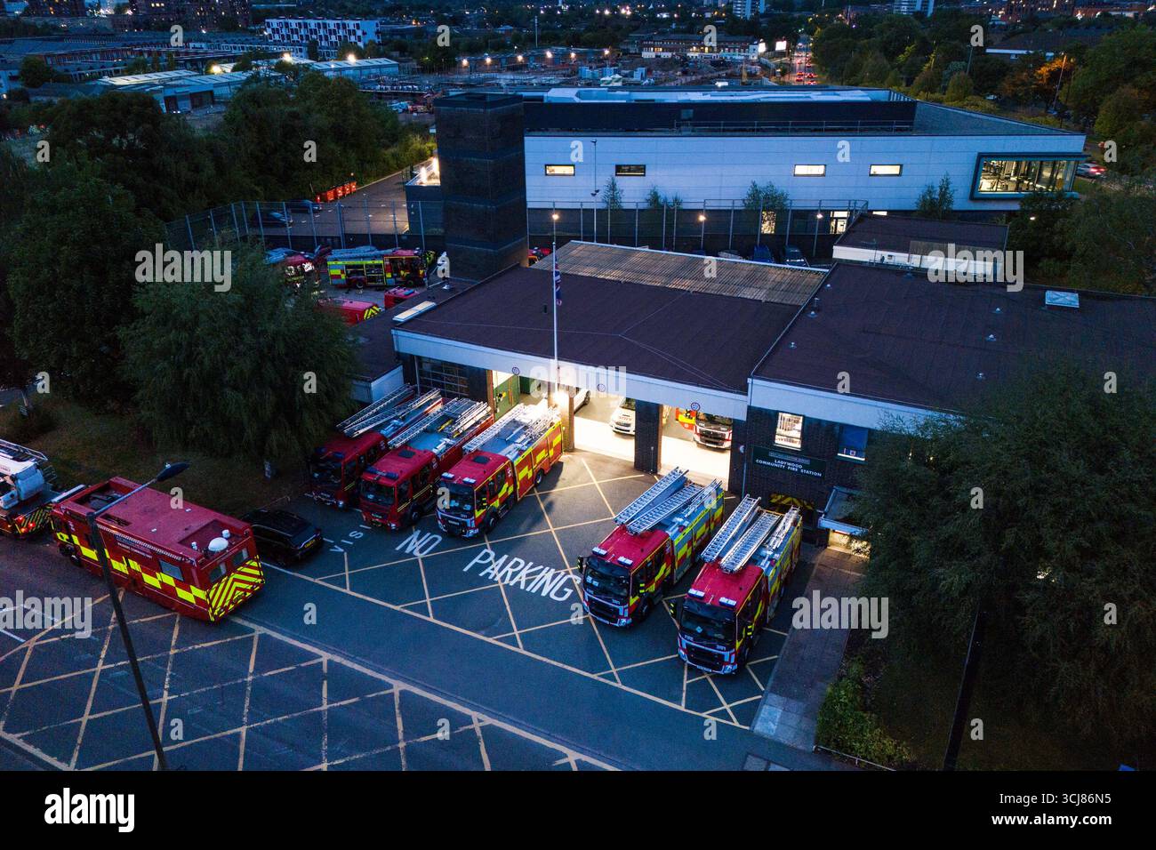 Ladywood Fire Station, Birmingham, 5. September 2025. Eine riesige Beteiligung von West Midlands Feuerwehrfahrzeugen an der Ladywood Community Fire Station in Birmingham, nachdem Polizei und Feuerwehr zusammen arbeiteten, nachdem Berichte über einen Mann, der sich am Freitagnachmittag verdächtig in Erdington verhielt, berichtet hatten. An einem Punkt gab es 12 Feuerwehrfahrzeuge, eine hydraulische Plattform, einen Transporter zur Identifizierung von Substanzen, 3 Hilfsfahrzeuge und das Vorfall-Kommandofahrzeug. In der Station befinden sich in der Regel zwei Feuerwehrfahrzeuge und ein 4x4-Fahrzeug mit Brigadeeinsatz. Es wird angenommen, dass die Station als Antwortstelle im cas verwendet wurde Stockfoto