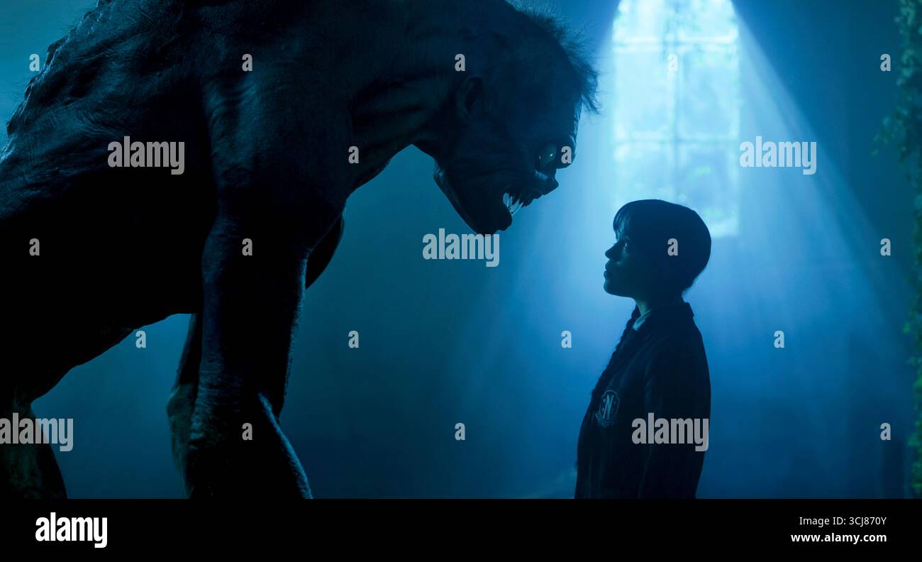 Mittwoch (2022) TV-Serie von Alfred Gough und Miles mit Jenna Ortega als Wednesday Addams. Nach einer produktiven Sommerpause kehrt der Mittwoch als widerwilliger Campus-Promi nach Nevermore zurück. Publicity still aus 2025 Staffel 2 Folge 5 „Hyde and Woe Seek“ NUR REDAKTIONELLE VERWENDUNG. Kredit: BFA/Netflix Stockfoto