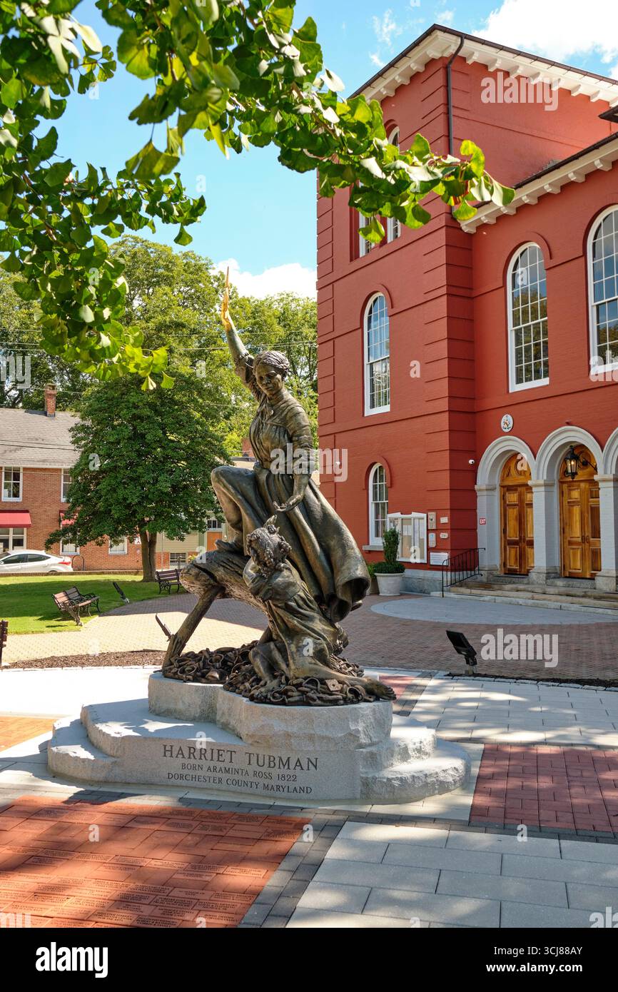 Harriet Tubman Bronzestatue in Cambridge, Maryland, zu Ehren des Führers der Underground Railroad und der afroamerikanischen Geschichte. Stockfoto