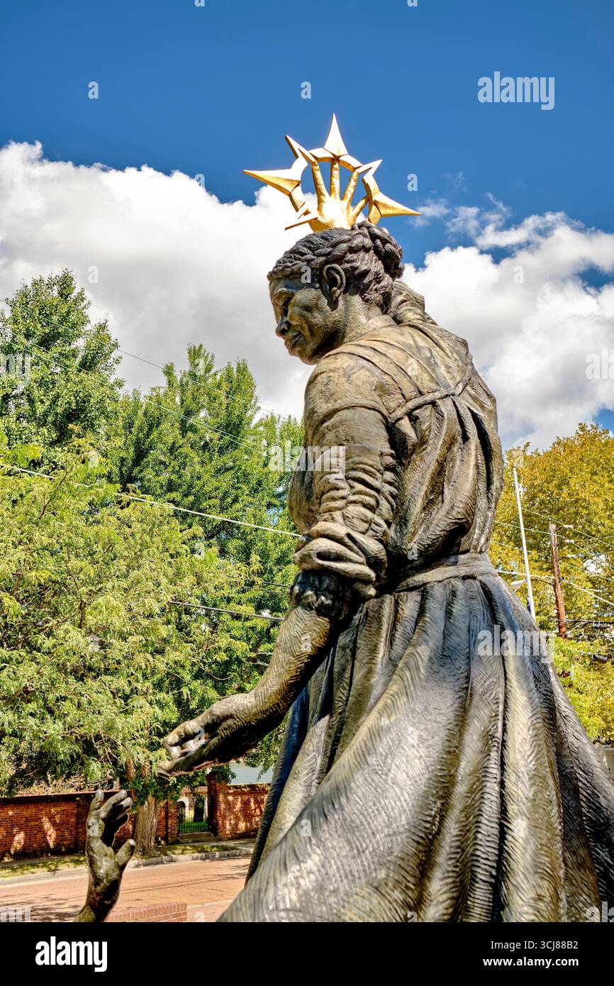 Harriet Tubman Bronzestatue in Cambridge, Maryland, zu Ehren des Führers der Underground Railroad und der afroamerikanischen Geschichte. Stockfoto