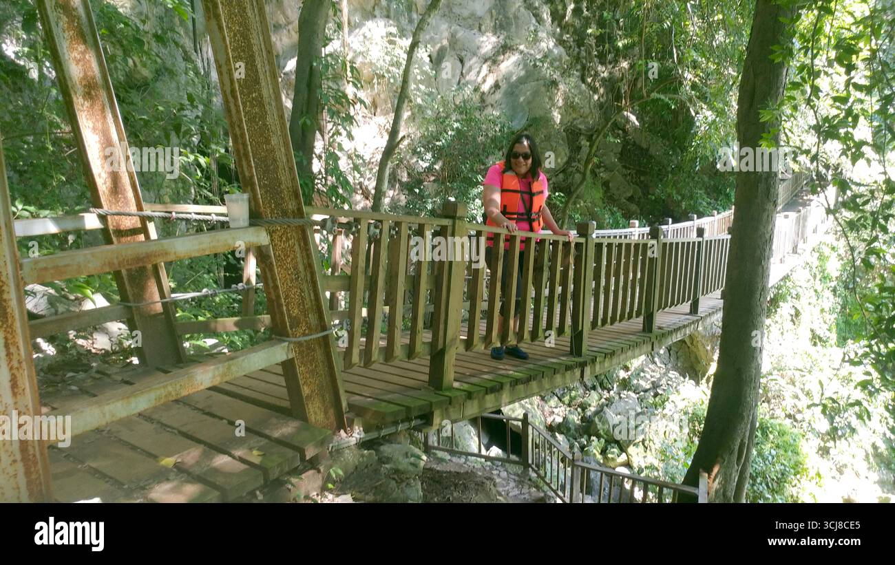 Latinos besuchen den Pier des Tamul-Wasserfalls Cueva del Agua in Tamasopo San Luis Potosi, Mexiko, während ihres Urlaubs oder Wochenendausflugs Stockfoto