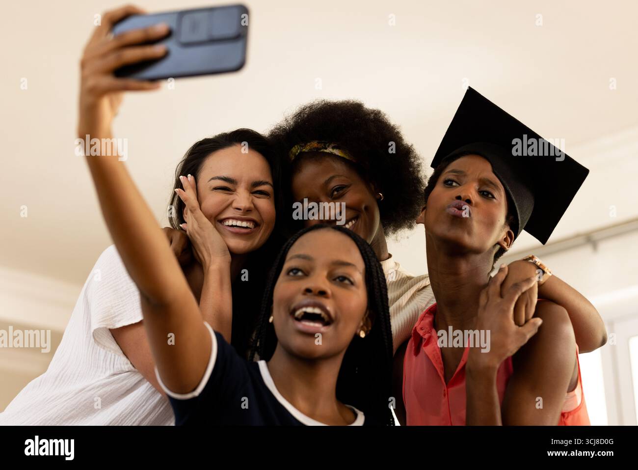Freunde, die den Abschluss feiern, machen gemeinsam Selfie, lächeln und genießen den Moment Stockfoto