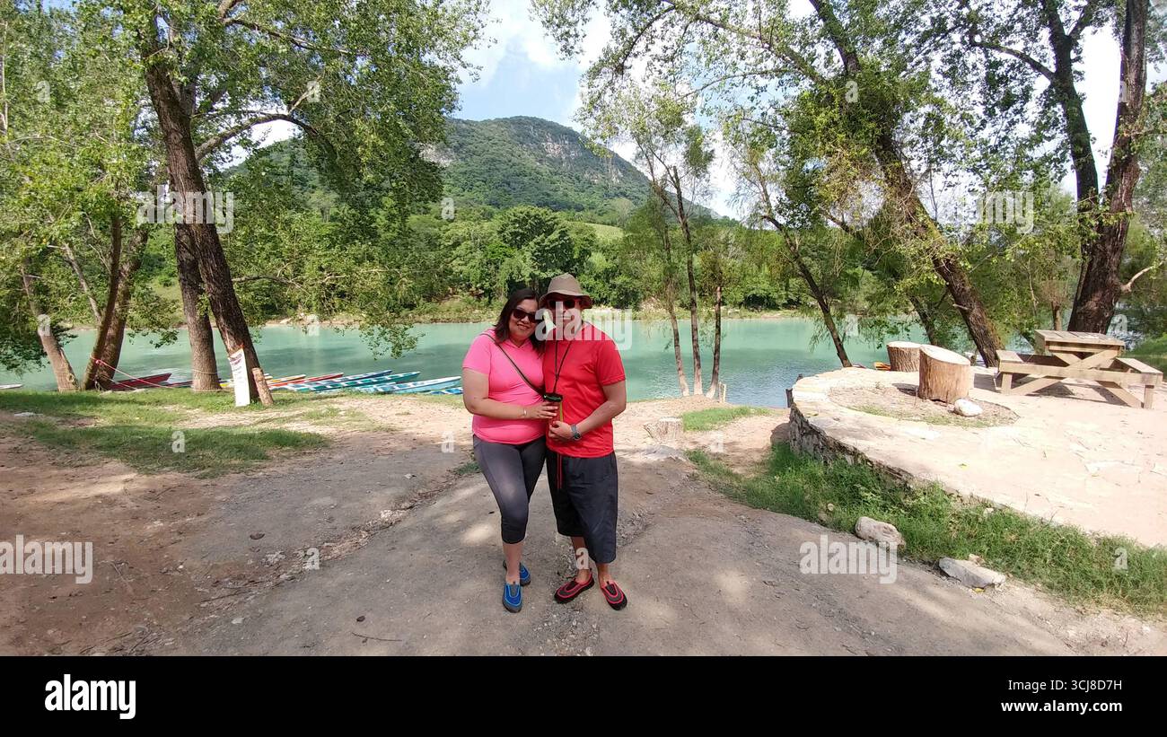 Latino-Ehepaare besuchen den Pier des Tamul-Wasserfalls Cueva del Agua in Tamasopo San Luis Potosi Mexiko während ihres Urlaubs oder Wochenendes Stockfoto