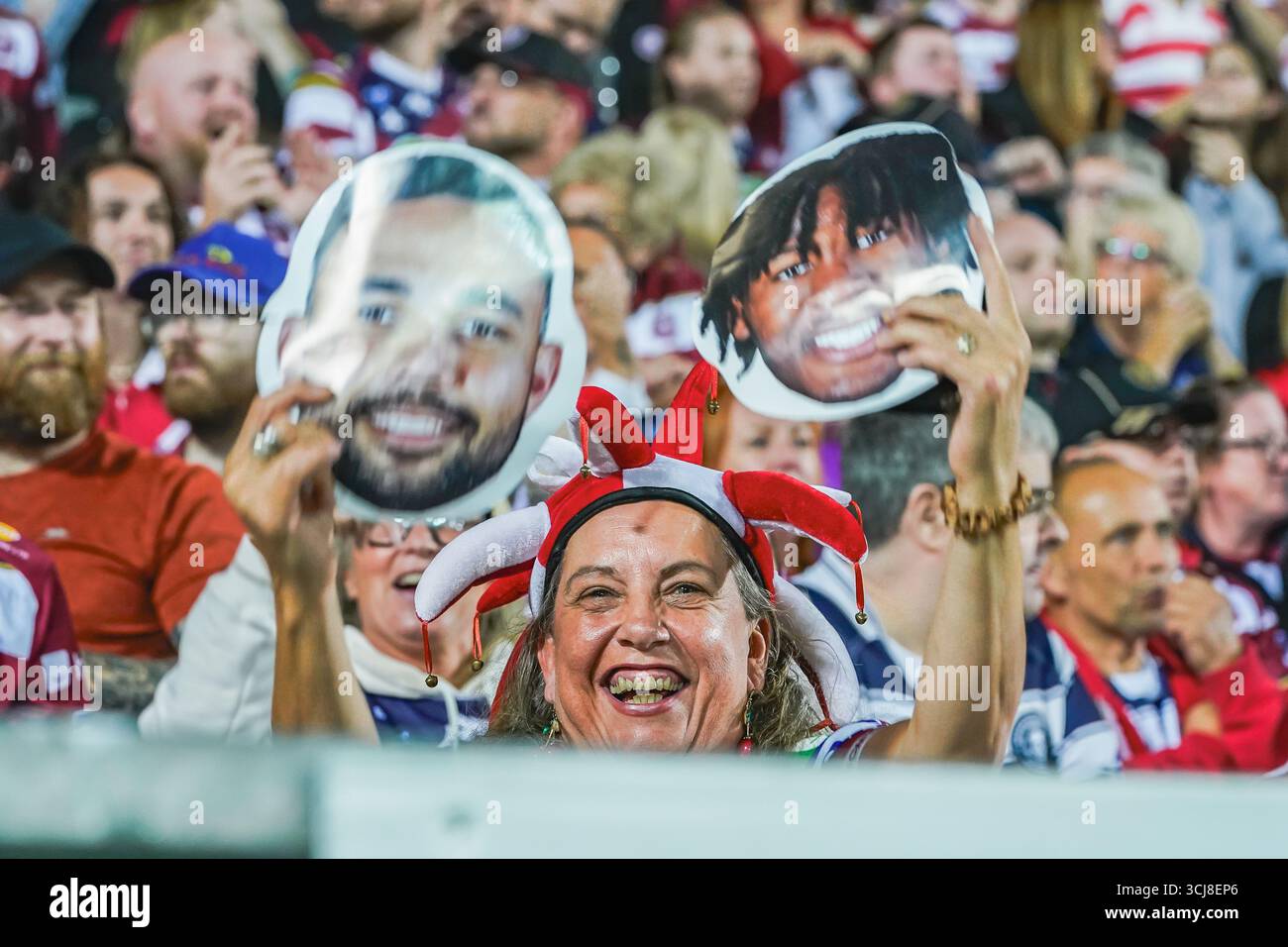 ST. HLENES, ENGLAND – 5. September: Ein Wigan-Fan hält Gesichtsausschnitte von Junior Nsemba & Bevan French auf. Betfred Super League Spiel zwischen St Helens und Wigan Warriors im Totally Wicked Stadium am 5. September 2025 in St Helens England. (Foto: James Giblin) Stockfoto