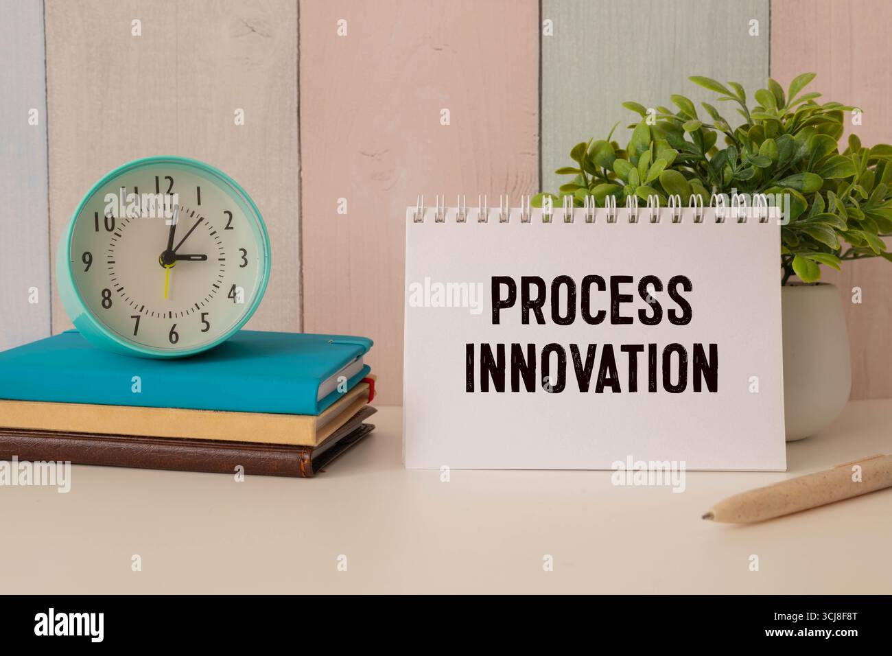 Konzept des zukunftssicheren Schreibens auf Haftnotizen isoliert auf Holztisch. Stockfoto