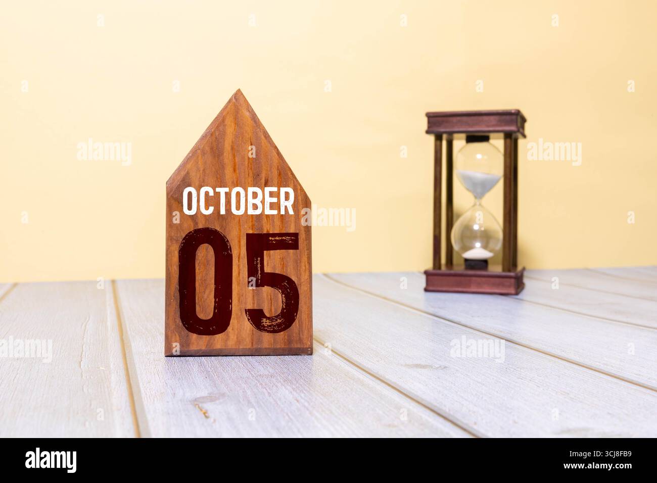 Oktober 5.. Bild von Oktober 5 Holzfarbkalender auf weißem Hintergrund. Herbsttag. Leerer Raum für Text Stockfoto