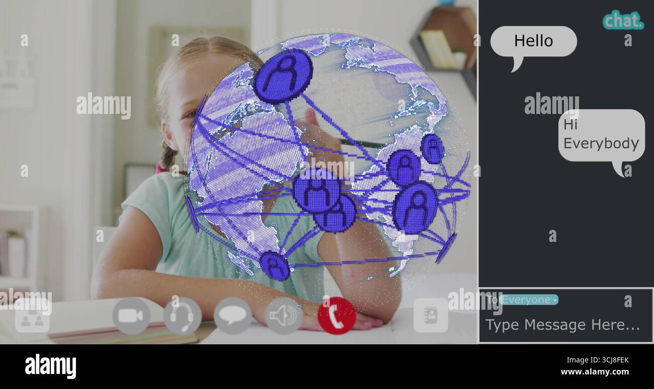 Virtuelle Klassenschüler, die auf einem Laptop mit Notebook im Lernraum zu Hause tippen, mit Globus-Overlay Stockfoto
