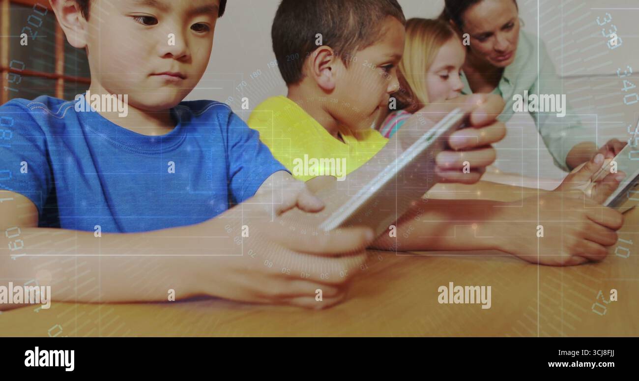 Anleitung des Lehrers, der Schülern hilft, Tablets auf Holztisch im Klassenzimmer zu verwenden, digitales Lernthema Stockfoto