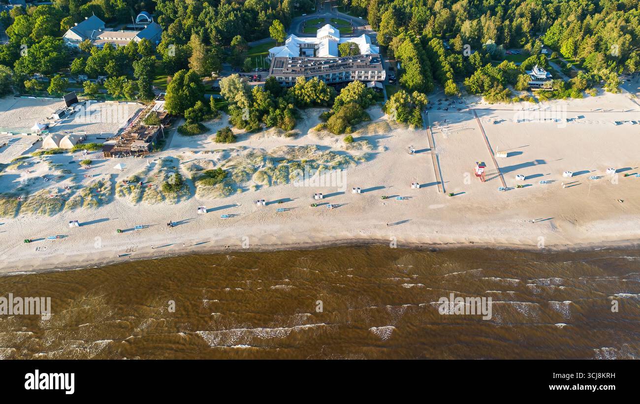 Blick aus der Vogelperspektive auf den Kursaal, die Schlammbäder von Pärnu, einem Badeort an der Ostseeküste in Estland Stockfoto