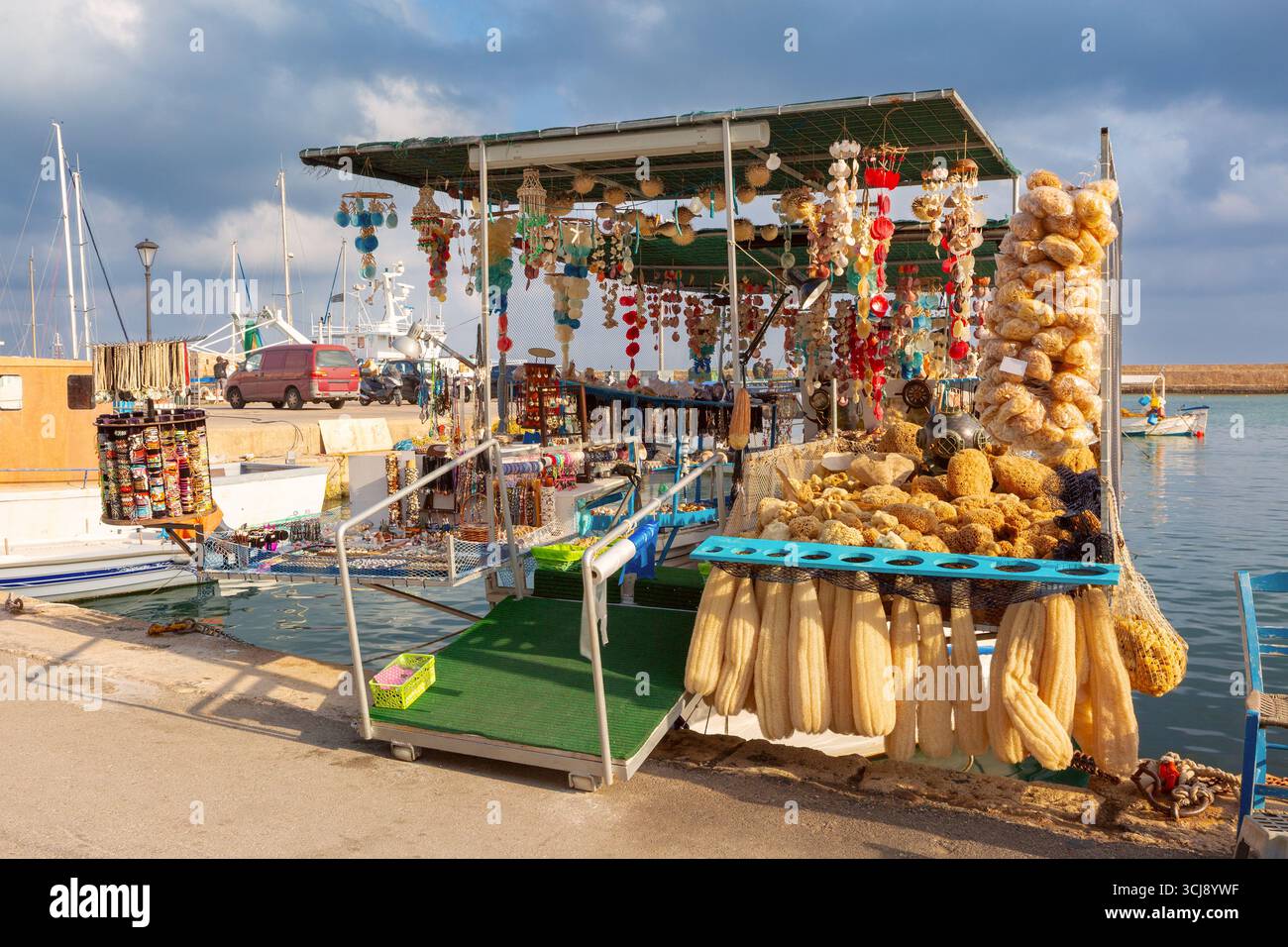 Schwimmender Souvenirladen mit Schwämmen und handgefertigtem Kunsthandwerk im Hafen von Chania auf Kreta, Griechenland Stockfoto