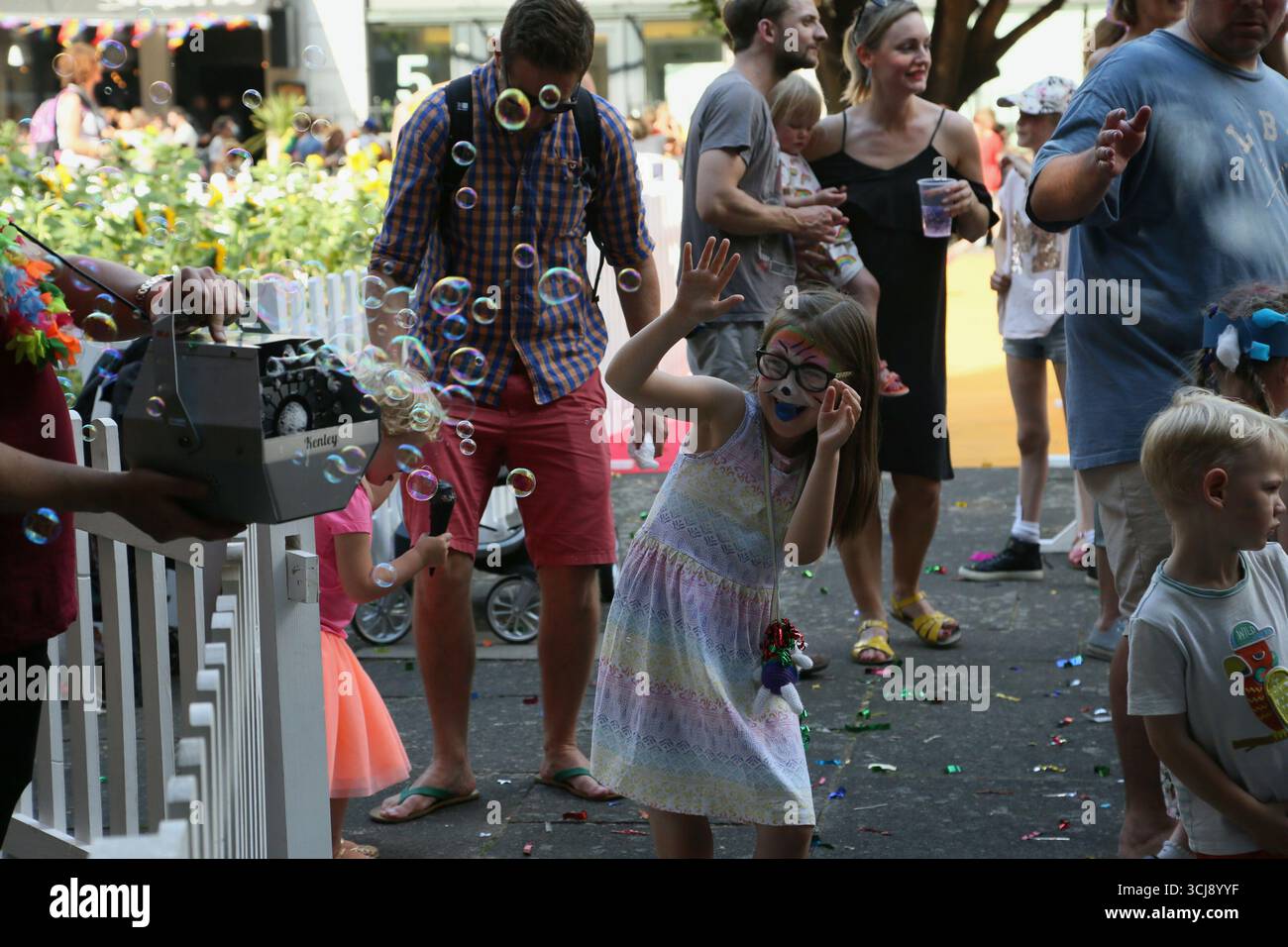 Kinder, die während der Pride in London 2018 auf dem Golden Square in der Luft schweben, spielen um Blasen herum Stockfoto