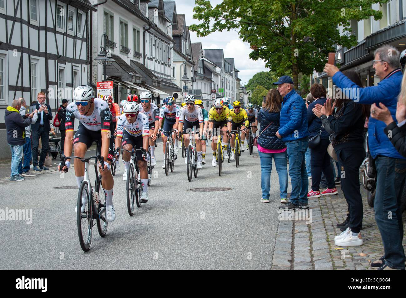 Brilon, Nordrhein-Westfalen, Deutschland – 23. August 2025: Lidl Germany Tour Professional Cycling Race, Stage 3, Main Field. Flächen Von Links Nach Rechts: Stockfoto