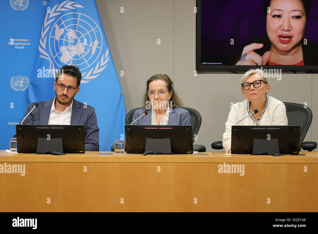 New York, USA. September 2025. Vereinte Nationen, New York, 5. September 2025 - Pressemitteilung über die erste Sitzung der mit Resolution 79/238, eingesetzten Unabhängigen Wissenschaftlichen Gruppe über die Auswirkungen des Nuklearkriegs. Von links nach rechts: Dr. Sebastien Philippe, Dr. Ana Maria Cetto und Dr. Ausrele Kesminiene. Auf dem Bildschirm sind Professor Andrew Haines, Dr. Peter Klimek und Dr. Togzhan Kassenova zu sehen. (Foto: Giada Papini Rampelotto/EuropaNewswire/SIPA USA) Credit: SIPA USA/Alamy Live News Stockfoto