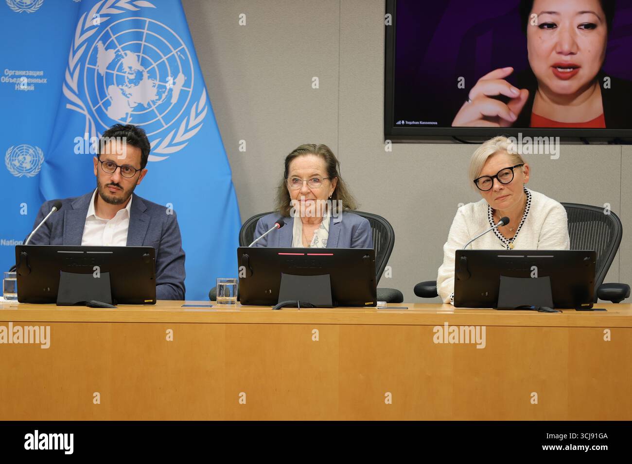 New York, USA. September 2025. Vereinte Nationen, New York, 5. September 2025 - Pressemitteilung über die erste Sitzung der mit Resolution 79/238, eingesetzten Unabhängigen Wissenschaftlichen Gruppe über die Auswirkungen des Nuklearkriegs. Von links nach rechts: Dr. Sebastien Philippe, Dr. Ana Maria Cetto und Dr. Ausrele Kesminiene. Auf dem Bildschirm sind Professor Andrew Haines, Dr. Peter Klimek und Dr. Togzhan Kassenova zu sehen. (Foto: Giada Papini Rampelotto/EuropaNewswire/SIPA USA) Credit: SIPA USA/Alamy Live News Stockfoto