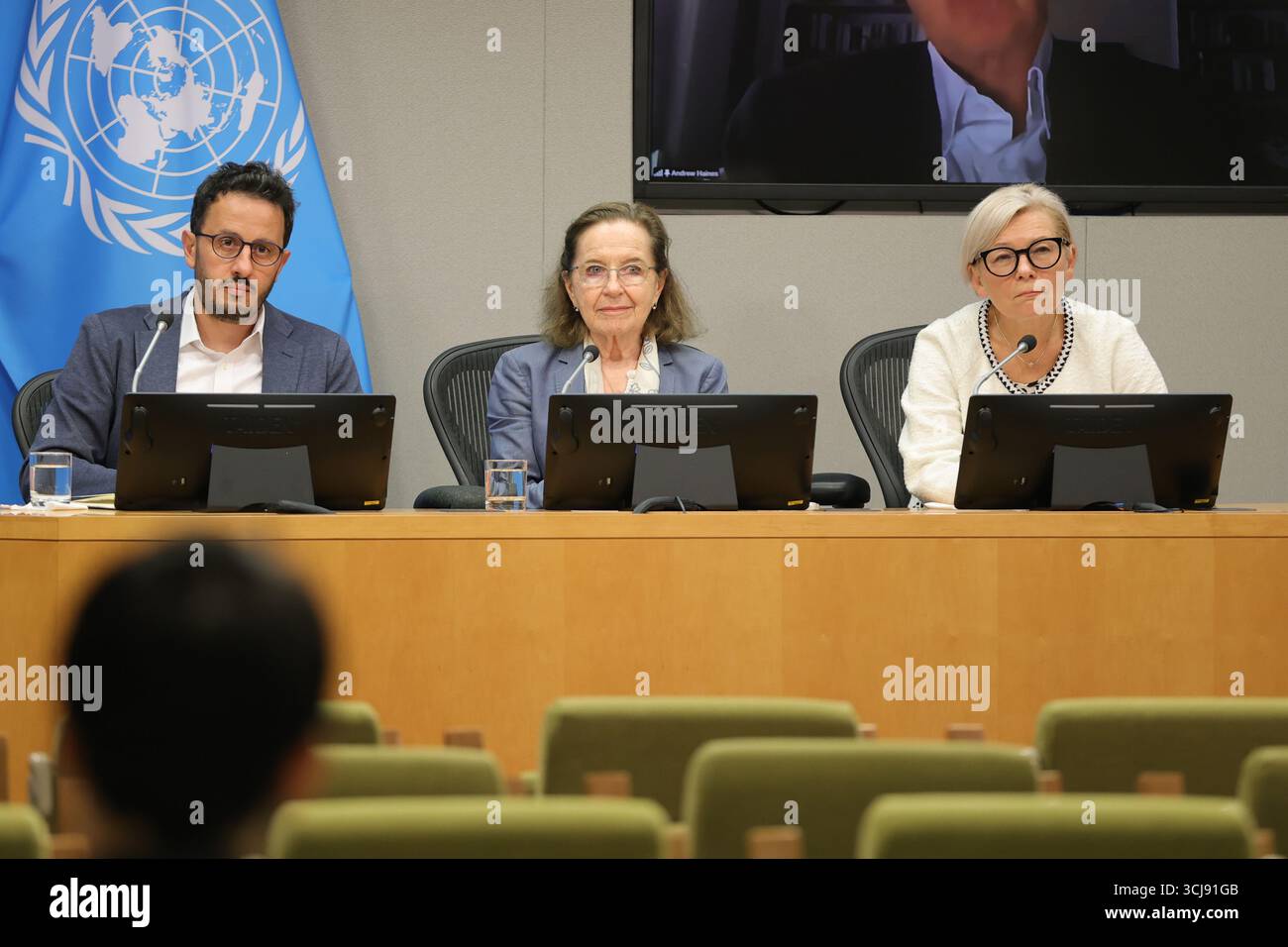 New York, USA. September 2025. Vereinte Nationen, New York, 5. September 2025 - Pressemitteilung über die erste Sitzung der mit Resolution 79/238, eingesetzten Unabhängigen Wissenschaftlichen Gruppe über die Auswirkungen des Nuklearkriegs. Von links nach rechts: Dr. Sebastien Philippe, Dr. Ana Maria Cetto und Dr. Ausrele Kesminiene. Auf dem Bildschirm sind Professor Andrew Haines, Dr. Peter Klimek und Dr. Togzhan Kassenova zu sehen. (Foto: Giada Papini Rampelotto/EuropaNewswire/SIPA USA) Credit: SIPA USA/Alamy Live News Stockfoto