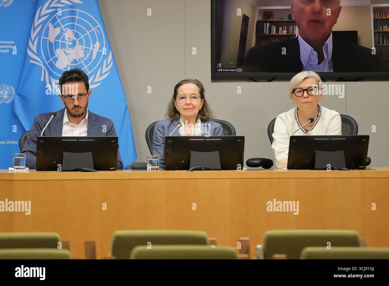 New York, USA. September 2025. Vereinte Nationen, New York, 5. September 2025 - Pressemitteilung über die erste Sitzung der mit Resolution 79/238, eingesetzten Unabhängigen Wissenschaftlichen Gruppe über die Auswirkungen des Nuklearkriegs. Von links nach rechts: Dr. Sebastien Philippe, Dr. Ana Maria Cetto und Dr. Ausrele Kesminiene. Auf dem Bildschirm sind Professor Andrew Haines, Dr. Peter Klimek und Dr. Togzhan Kassenova zu sehen. (Foto: Giada Papini Rampelotto/EuropaNewswire/SIPA USA) Credit: SIPA USA/Alamy Live News Stockfoto