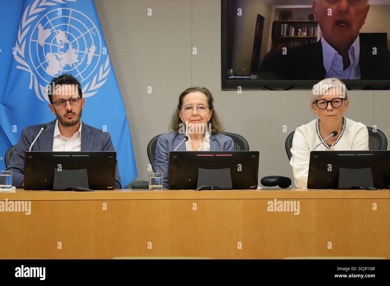 New York, USA. September 2025. Vereinte Nationen, New York, 5. September 2025 - Pressemitteilung über die erste Sitzung der mit Resolution 79/238, eingesetzten Unabhängigen Wissenschaftlichen Gruppe über die Auswirkungen des Nuklearkriegs. Von links nach rechts: Dr. Sebastien Philippe, Dr. Ana Maria Cetto und Dr. Ausrele Kesminiene. Auf dem Bildschirm sind Professor Andrew Haines, Dr. Peter Klimek und Dr. Togzhan Kassenova zu sehen. (Foto: Giada Papini Rampelotto/EuropaNewswire/SIPA USA) Credit: SIPA USA/Alamy Live News Stockfoto