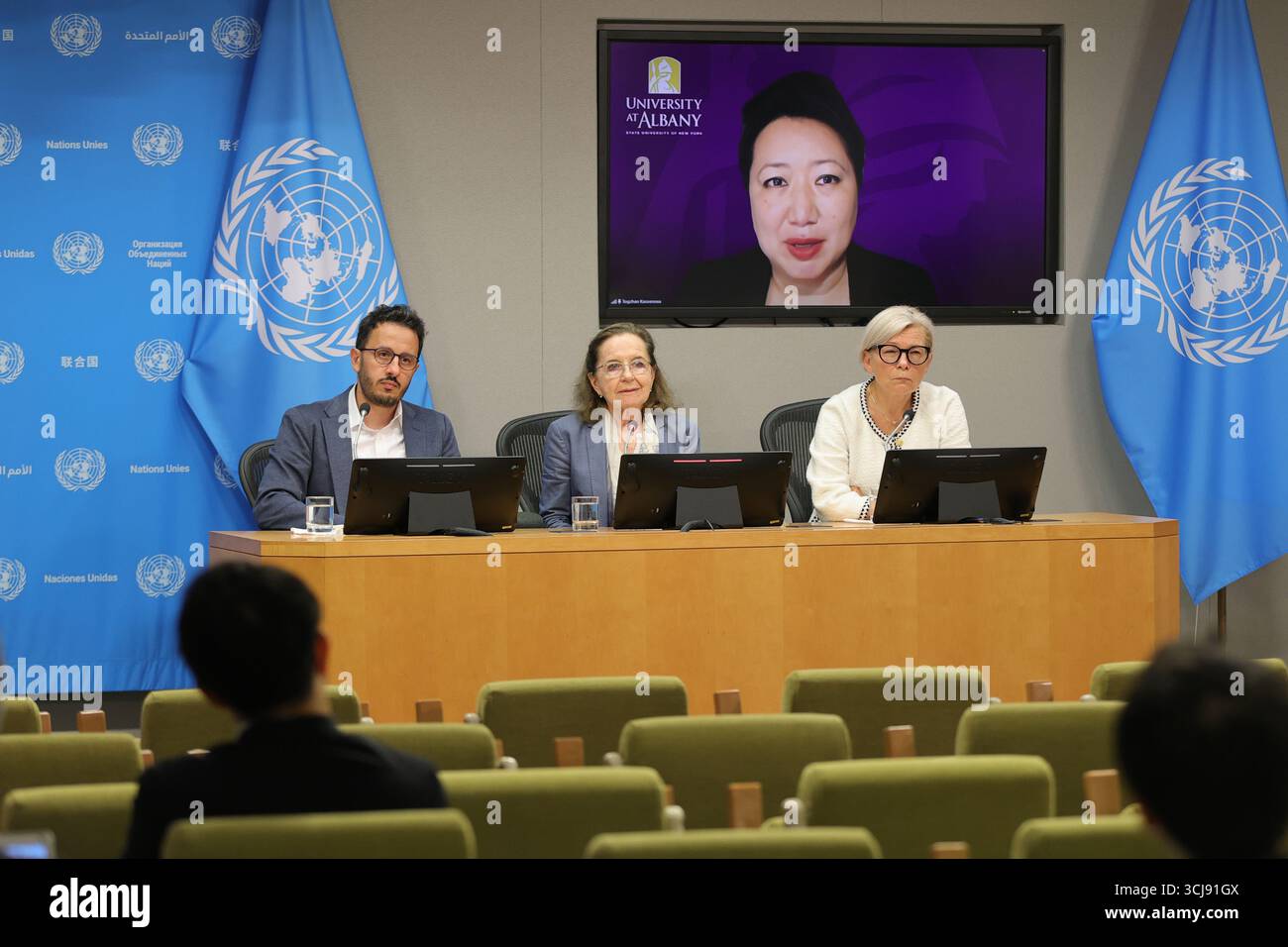 New York, USA. September 2025. Vereinte Nationen, New York, 5. September 2025 - Pressemitteilung über die erste Sitzung der mit Resolution 79/238, eingesetzten Unabhängigen Wissenschaftlichen Gruppe über die Auswirkungen des Nuklearkriegs. Von links nach rechts: Dr. Sebastien Philippe, Dr. Ana Maria Cetto und Dr. Ausrele Kesminiene. Auf dem Bildschirm sind Professor Andrew Haines, Dr. Peter Klimek und Dr. Togzhan Kassenova zu sehen. (Foto: Giada Papini Rampelotto/EuropaNewswire/SIPA USA) Credit: SIPA USA/Alamy Live News Stockfoto