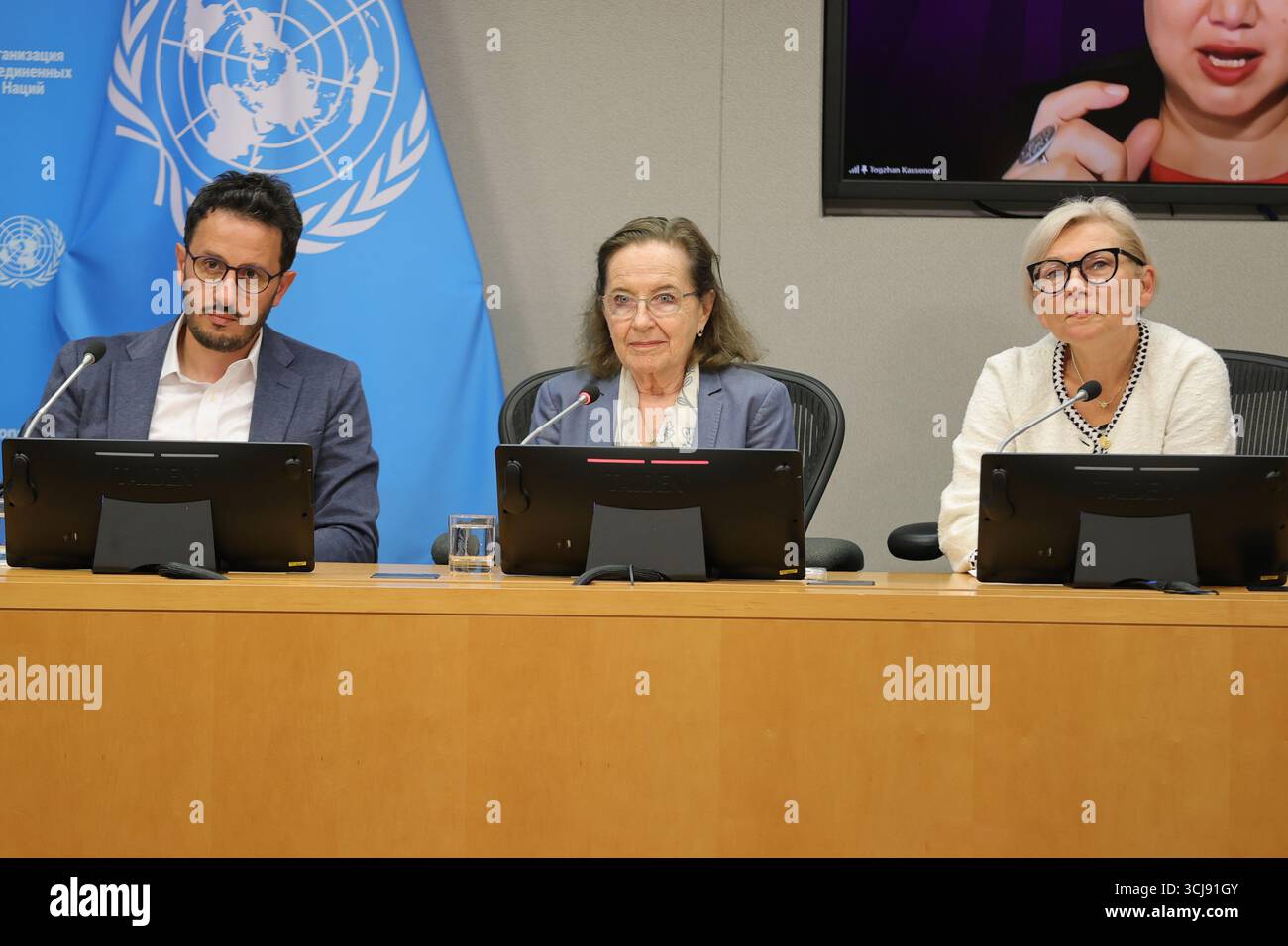 New York, USA. September 2025. Vereinte Nationen, New York, 5. September 2025 - Pressemitteilung über die erste Sitzung der mit Resolution 79/238, eingesetzten Unabhängigen Wissenschaftlichen Gruppe über die Auswirkungen des Nuklearkriegs. Von links nach rechts: Dr. Sebastien Philippe, Dr. Ana Maria Cetto und Dr. Ausrele Kesminiene. Auf dem Bildschirm sind Professor Andrew Haines, Dr. Peter Klimek und Dr. Togzhan Kassenova zu sehen. (Foto: Giada Papini Rampelotto/EuropaNewswire/SIPA USA) Credit: SIPA USA/Alamy Live News Stockfoto