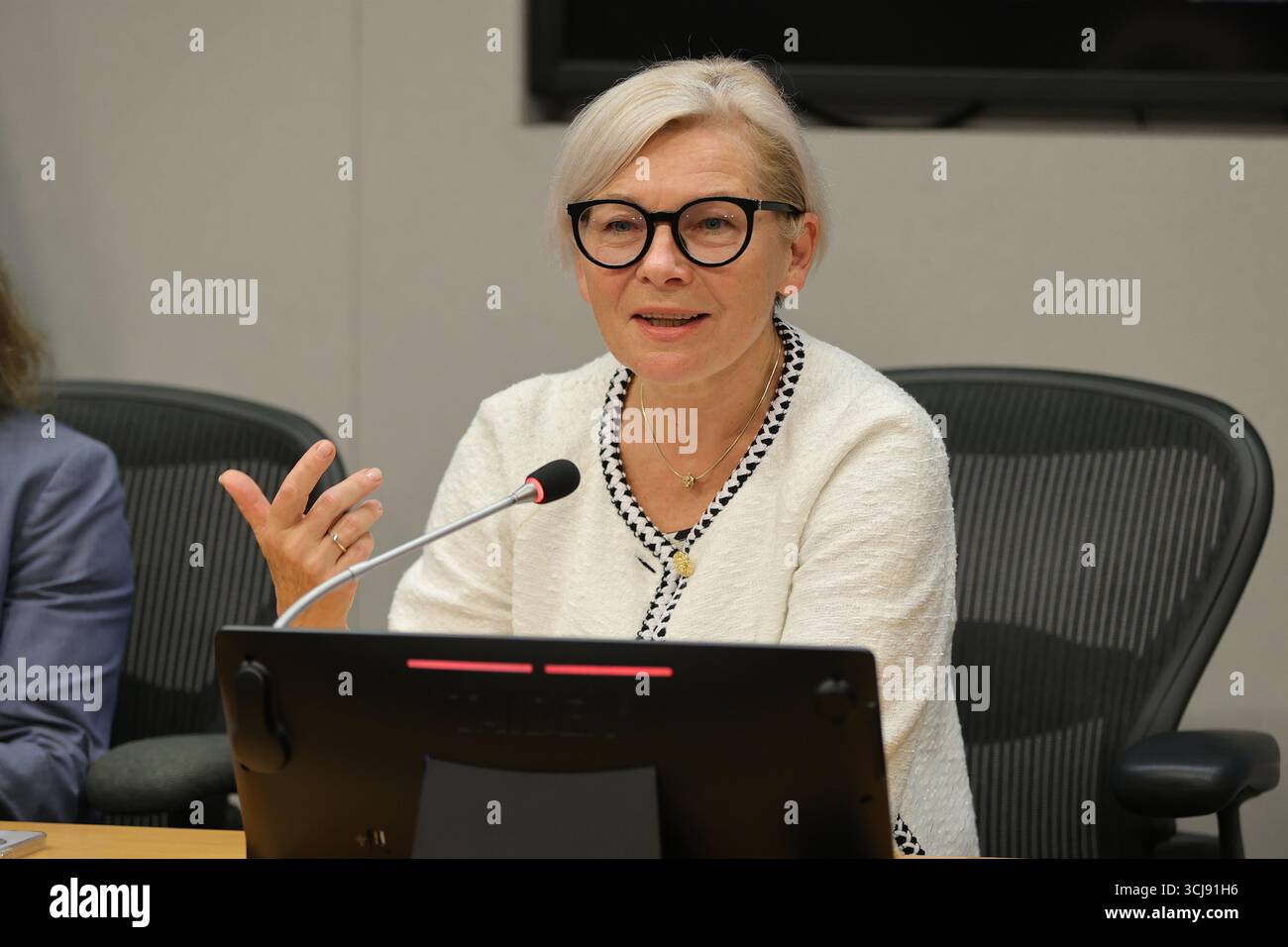 New York, USA. September 2025. Vereinte Nationen, New York, 5. September 2025 - Pressemitteilung über die erste Sitzung der mit Resolution 79/238, eingesetzten Unabhängigen Wissenschaftlichen Gruppe über die Auswirkungen des Nuklearkriegs. Von links nach rechts: Dr. Sebastien Philippe, Dr. Ana Maria Cetto und Dr. Ausrele Kesminiene. Auf dem Bildschirm sind Professor Andrew Haines, Dr. Peter Klimek und Dr. Togzhan Kassenova zu sehen. (Foto: Giada Papini Rampelotto/EuropaNewswire/SIPA USA) Credit: SIPA USA/Alamy Live News Stockfoto