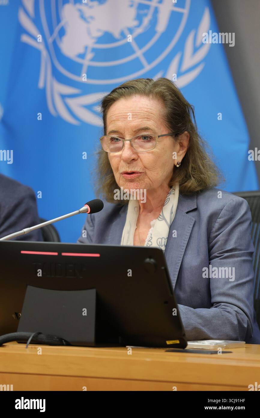 New York, USA. September 2025. Vereinte Nationen, New York, 5. September 2025 - Pressemitteilung über die erste Sitzung der mit Resolution 79/238, eingesetzten Unabhängigen Wissenschaftlichen Gruppe über die Auswirkungen des Nuklearkriegs. Von links nach rechts: Dr. Sebastien Philippe, Dr. Ana Maria Cetto und Dr. Ausrele Kesminiene. Auf dem Bildschirm sind Professor Andrew Haines, Dr. Peter Klimek und Dr. Togzhan Kassenova zu sehen. (Foto: Giada Papini Rampelotto/EuropaNewswire/SIPA USA) Credit: SIPA USA/Alamy Live News Stockfoto