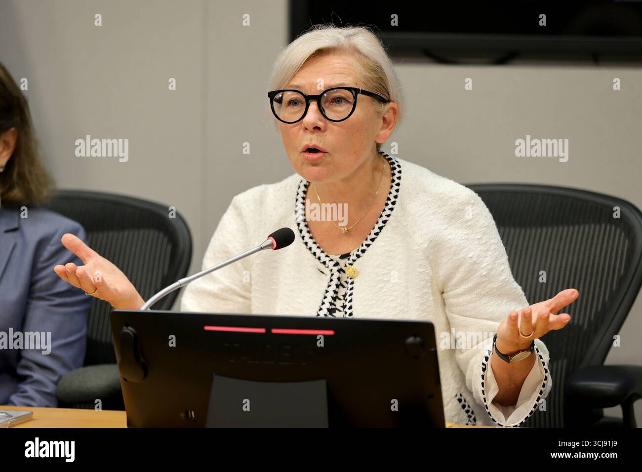 New York, USA. September 2025. Vereinte Nationen, New York, 5. September 2025 - Pressemitteilung über die erste Sitzung der mit Resolution 79/238, eingesetzten Unabhängigen Wissenschaftlichen Gruppe über die Auswirkungen des Nuklearkriegs. Von links nach rechts: Dr. Sebastien Philippe, Dr. Ana Maria Cetto und Dr. Ausrele Kesminiene. Auf dem Bildschirm sind Professor Andrew Haines, Dr. Peter Klimek und Dr. Togzhan Kassenova zu sehen. (Foto: Giada Papini Rampelotto/EuropaNewswire/SIPA USA) Credit: SIPA USA/Alamy Live News Stockfoto