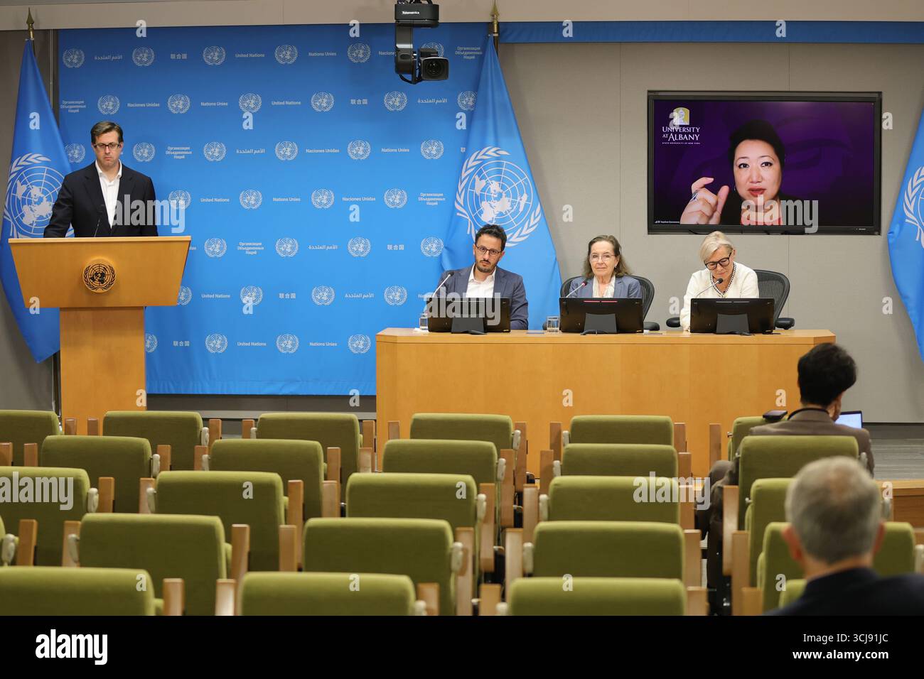 New York, USA. September 2025. Vereinte Nationen, New York, 5. September 2025 - Pressemitteilung über die erste Sitzung der mit Resolution 79/238, eingesetzten Unabhängigen Wissenschaftlichen Gruppe über die Auswirkungen des Nuklearkriegs. Von links nach rechts: Dr. Sebastien Philippe, Dr. Ana Maria Cetto und Dr. Ausrele Kesminiene. Auf dem Bildschirm sind Professor Andrew Haines, Dr. Peter Klimek und Dr. Togzhan Kassenova zu sehen. (Foto: Giada Papini Rampelotto/EuropaNewswire/SIPA USA) Credit: SIPA USA/Alamy Live News Stockfoto