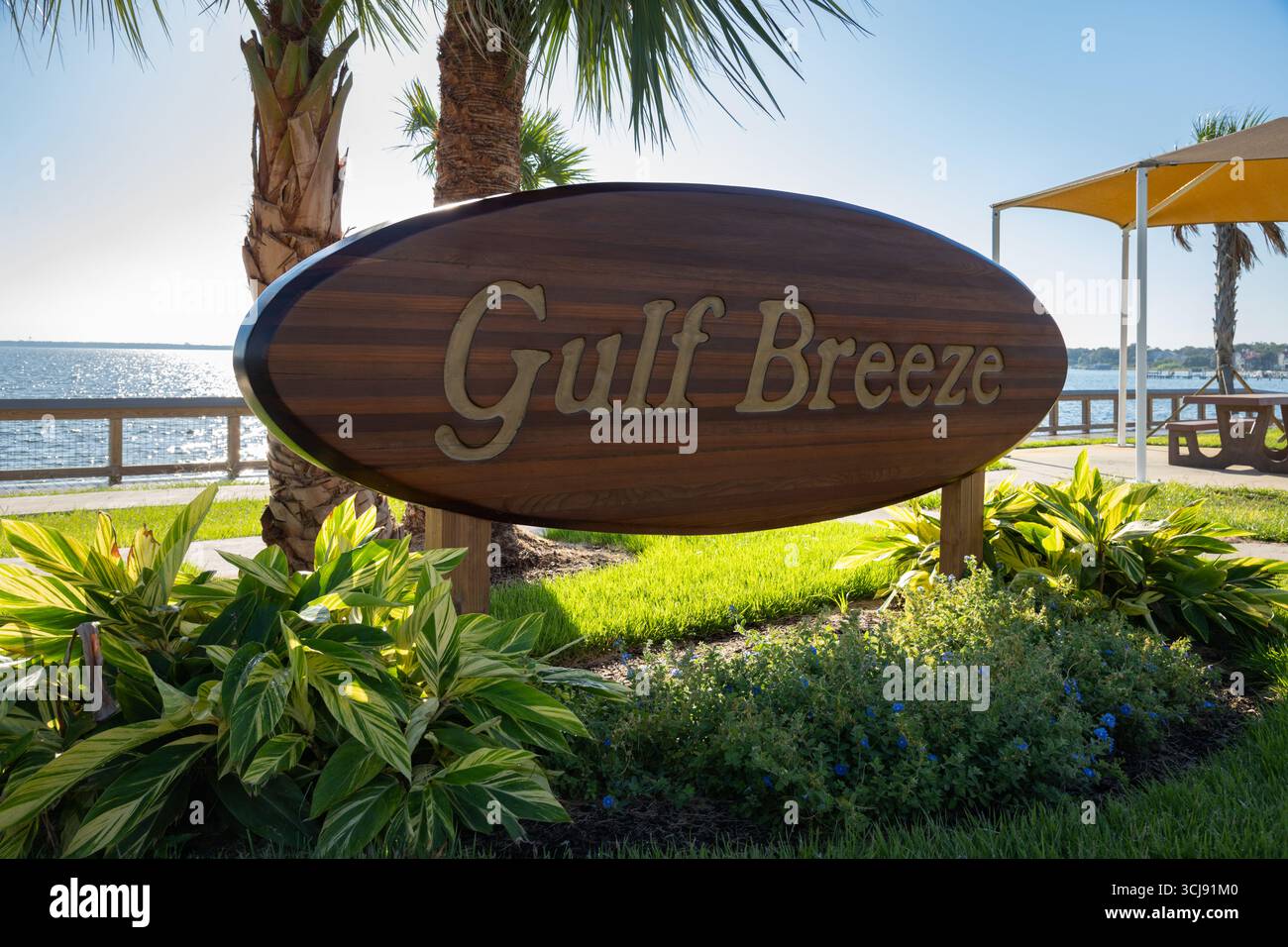 Gulf Breeze, Florida, USA – 1. September 2025: Shoreline Park South mit Piers, Bootsrampen und Erholungsgebieten am Wasser. Stockfoto