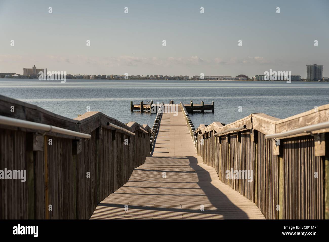 Gulf Breeze, Florida, USA – 1. September 2025: Shoreline Park South mit Piers, Bootsrampen und Erholungsgebieten am Wasser. Stockfoto