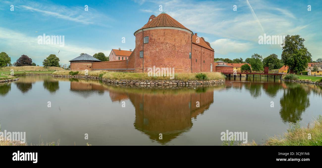 Runder Backsteinturm reflektiert auf dem Wassergraben von Landskrona Schweden Stockfoto