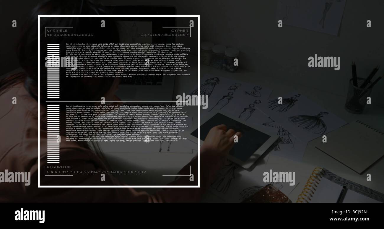 Angelehnte Erwachsene Frau mit dem Stift auf dem Tablet am Arbeitsplatz im Studio, mit Modeskizzen, Kopierraum Stockfoto